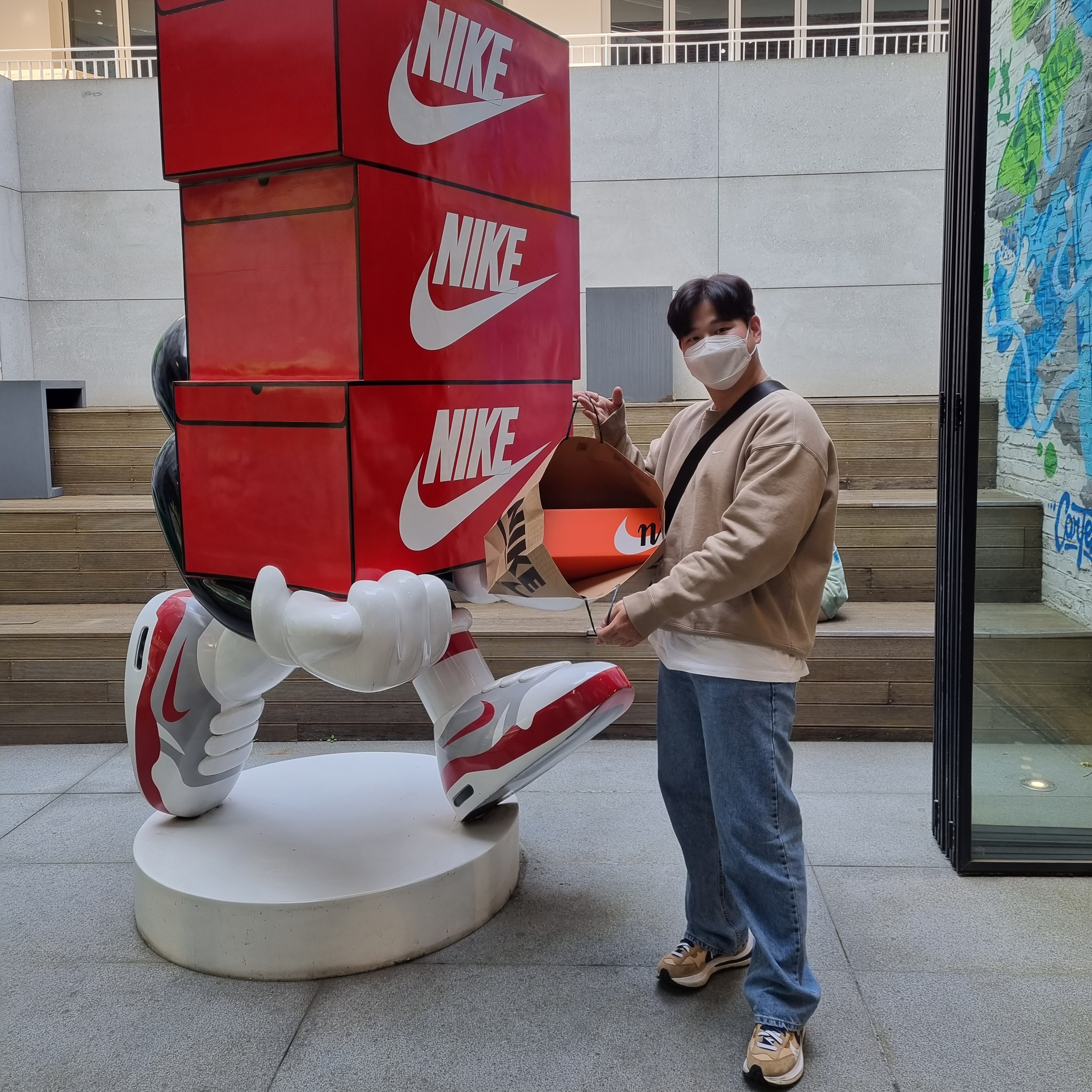 Nike x Sacai VaporWaffle Sesame and Blue Void, Nike NRG Solo Swoosh Crew Fleece Light Army - US/EU 착용 스타일 - 1