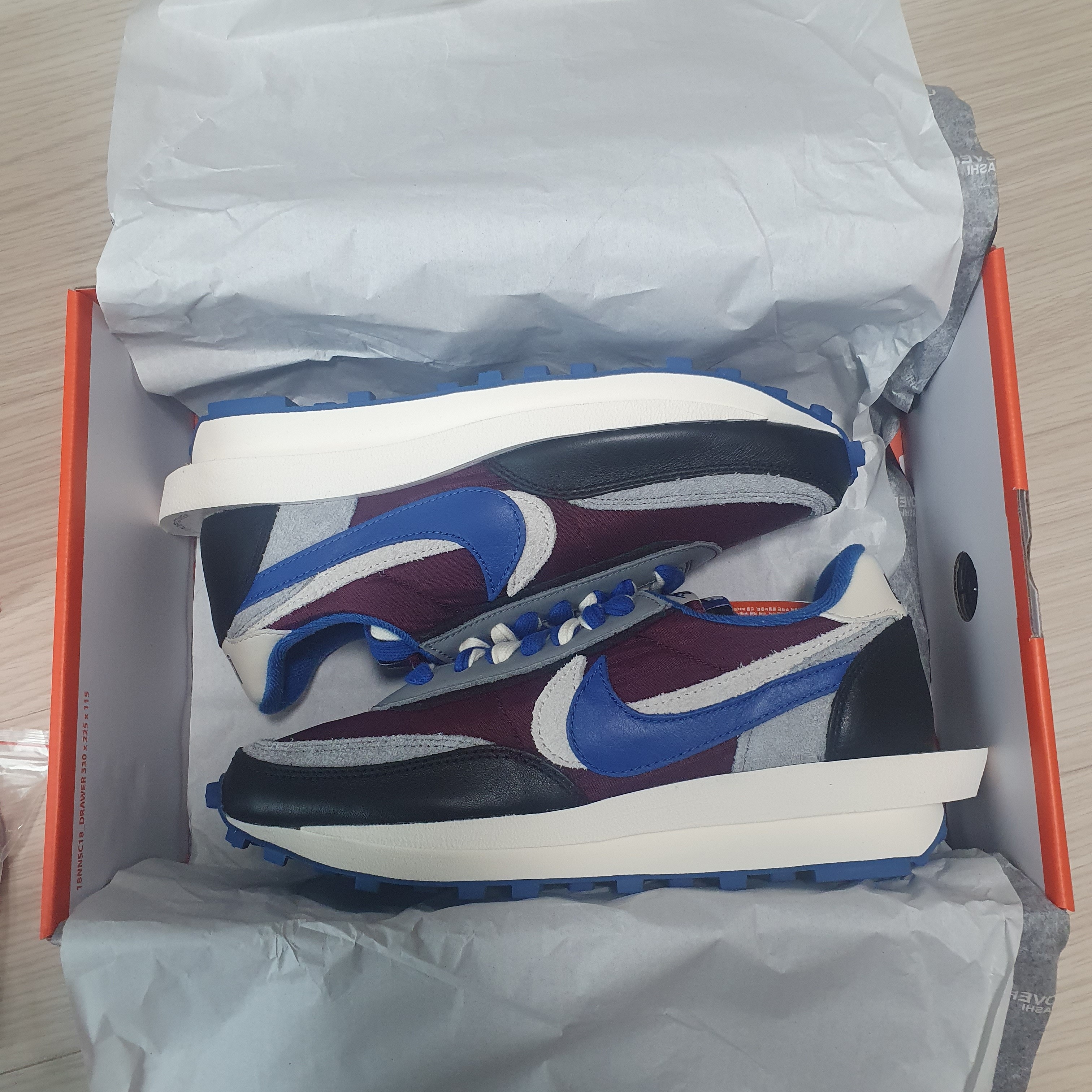 Nike x Sacai x Undercover LDWaffle Night Maroon Team Royal 착용 스타일 - 2