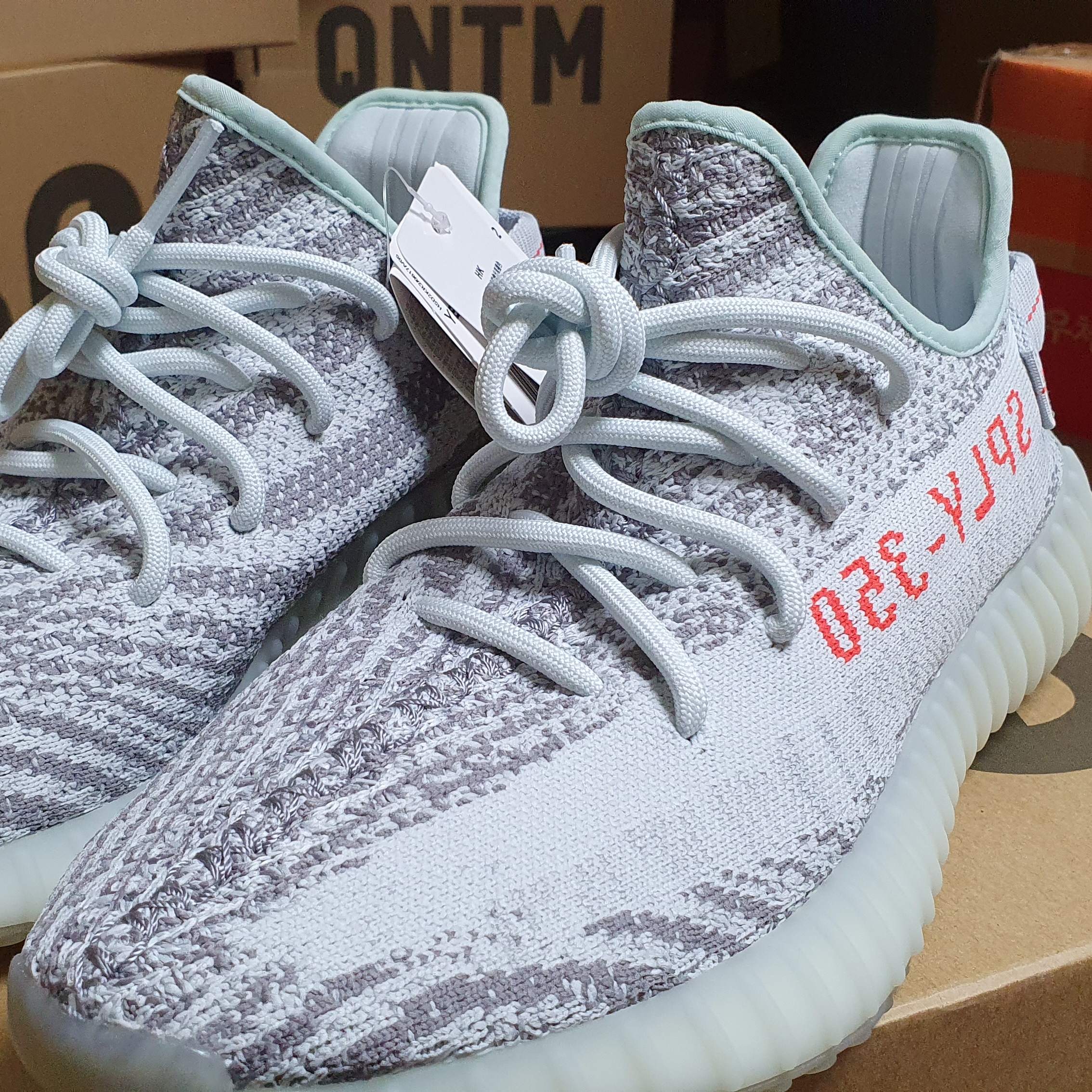 Adidas Yeezy Boost 350 V2 Blue Tint 2017, Adidas Yeezy QNTM BSKTBL Frozen Blue 착용 스타일
