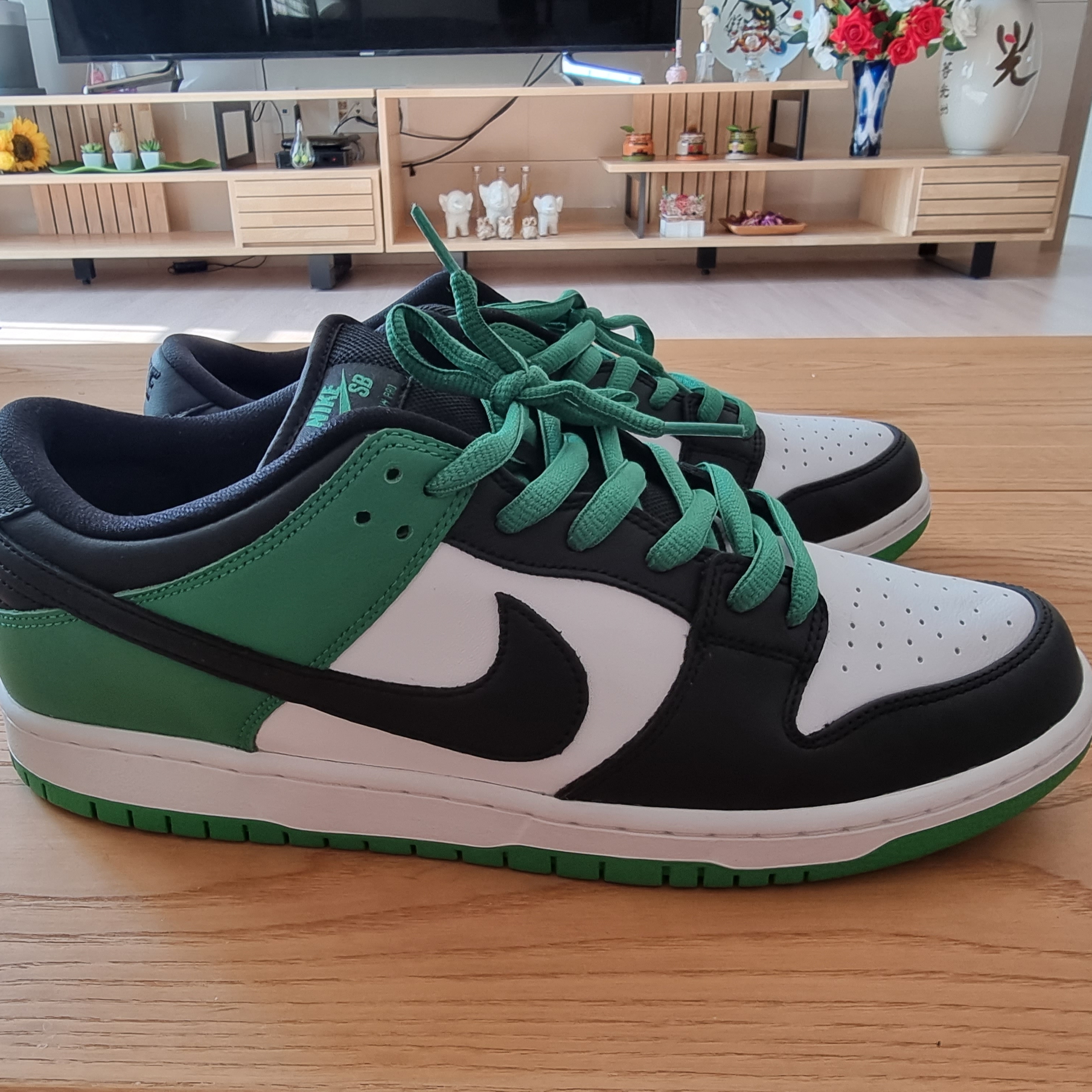 Nike SB Dunk Low Pro Black and Classic Green 착용 스타일 - 1