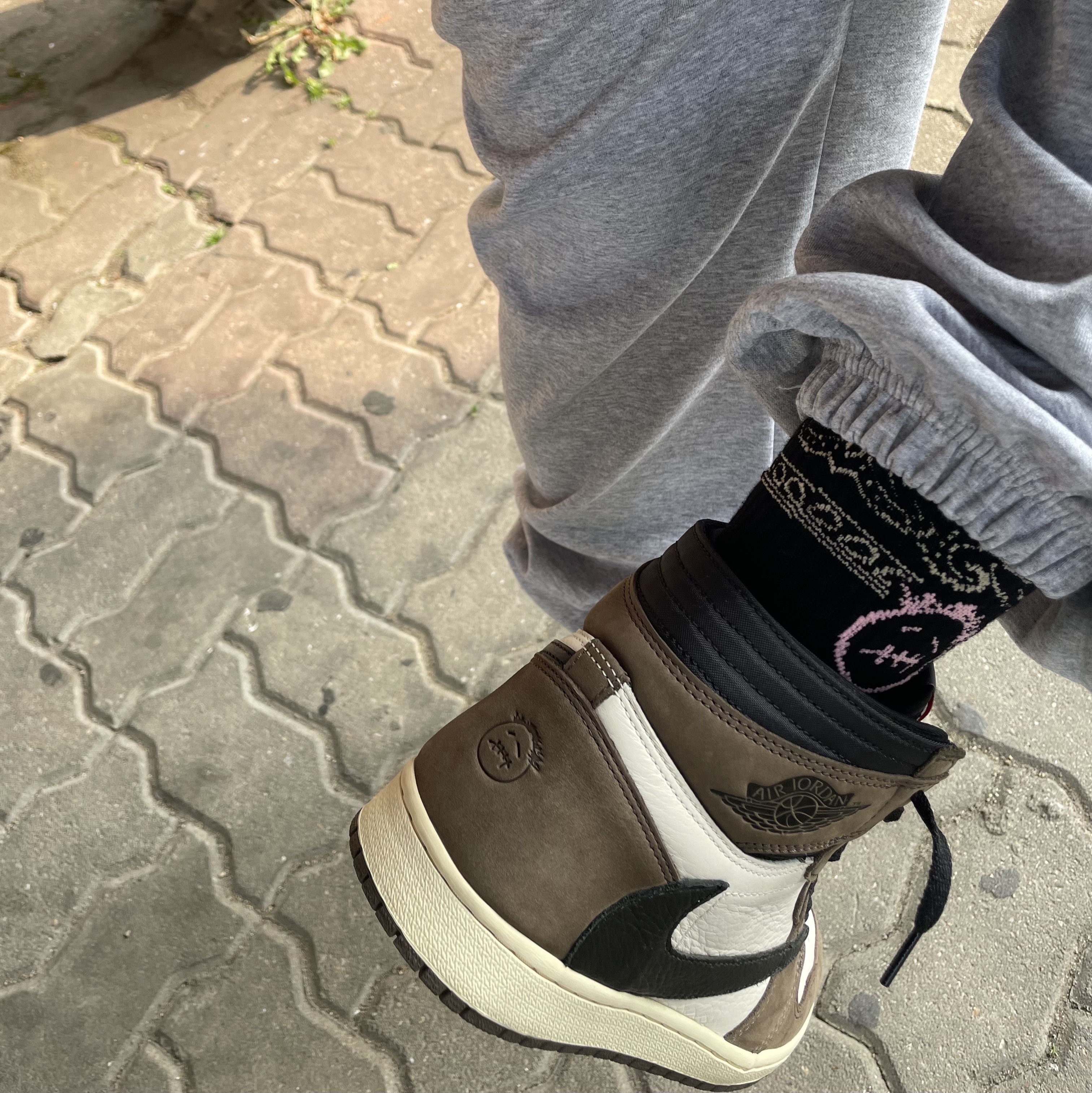 Jordan 1 x Travis Scott Retro High OG SP Mocha 착용 스타일 - 5