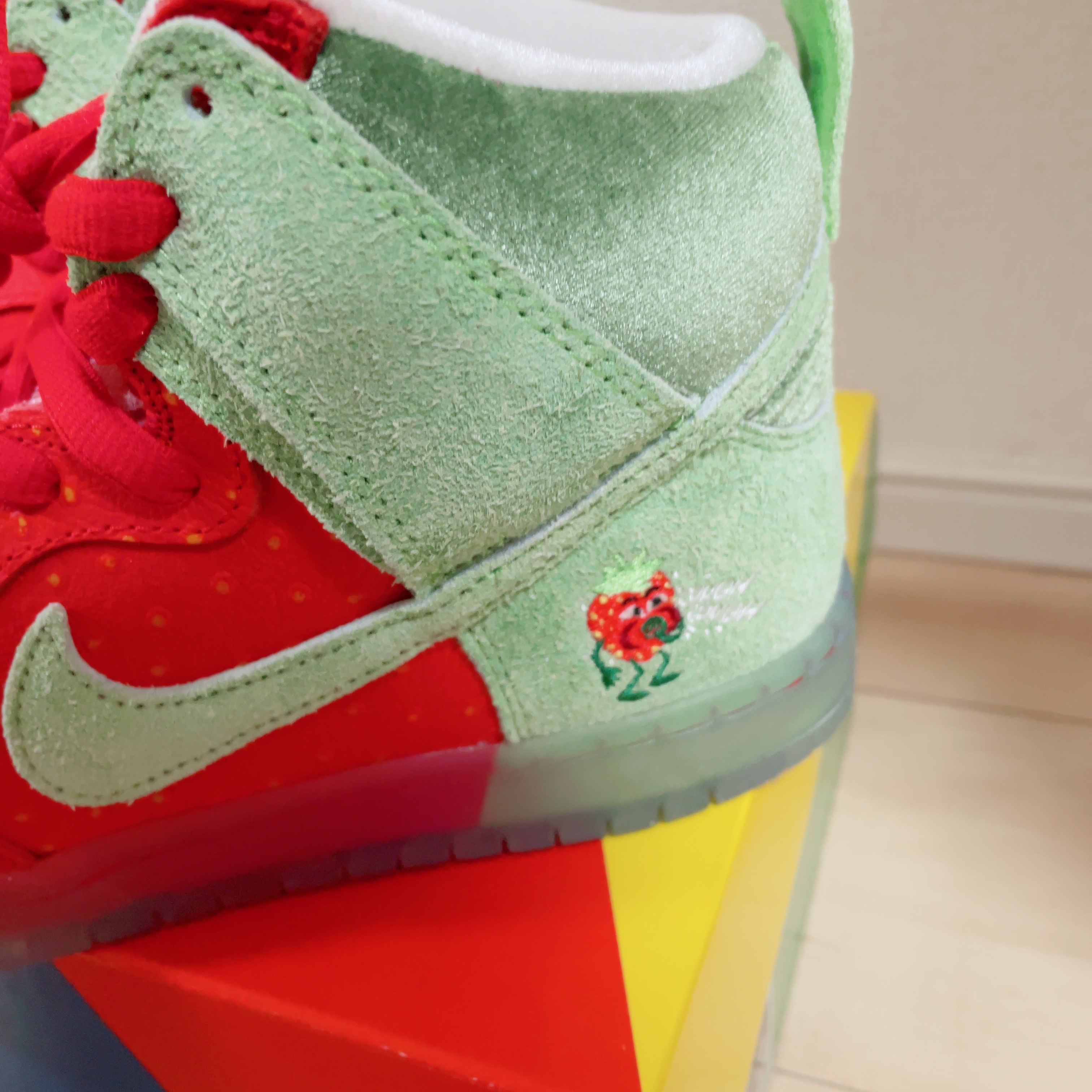 Nike SB Dunk High Pro QS Strawberry 착용 스타일 - 2