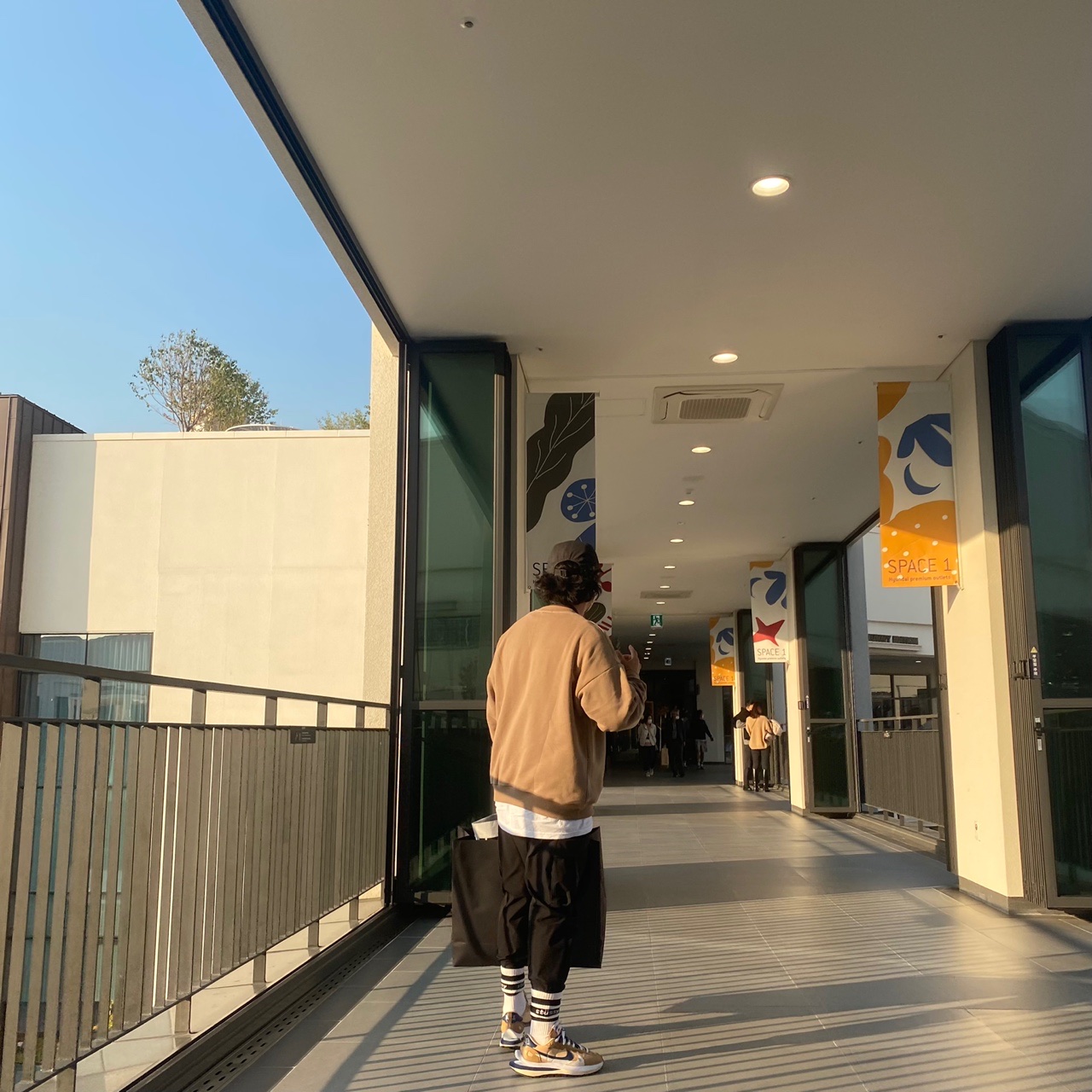 Nike x Sacai VaporWaffle Sesame and Blue Void 착용 스타일 - 2