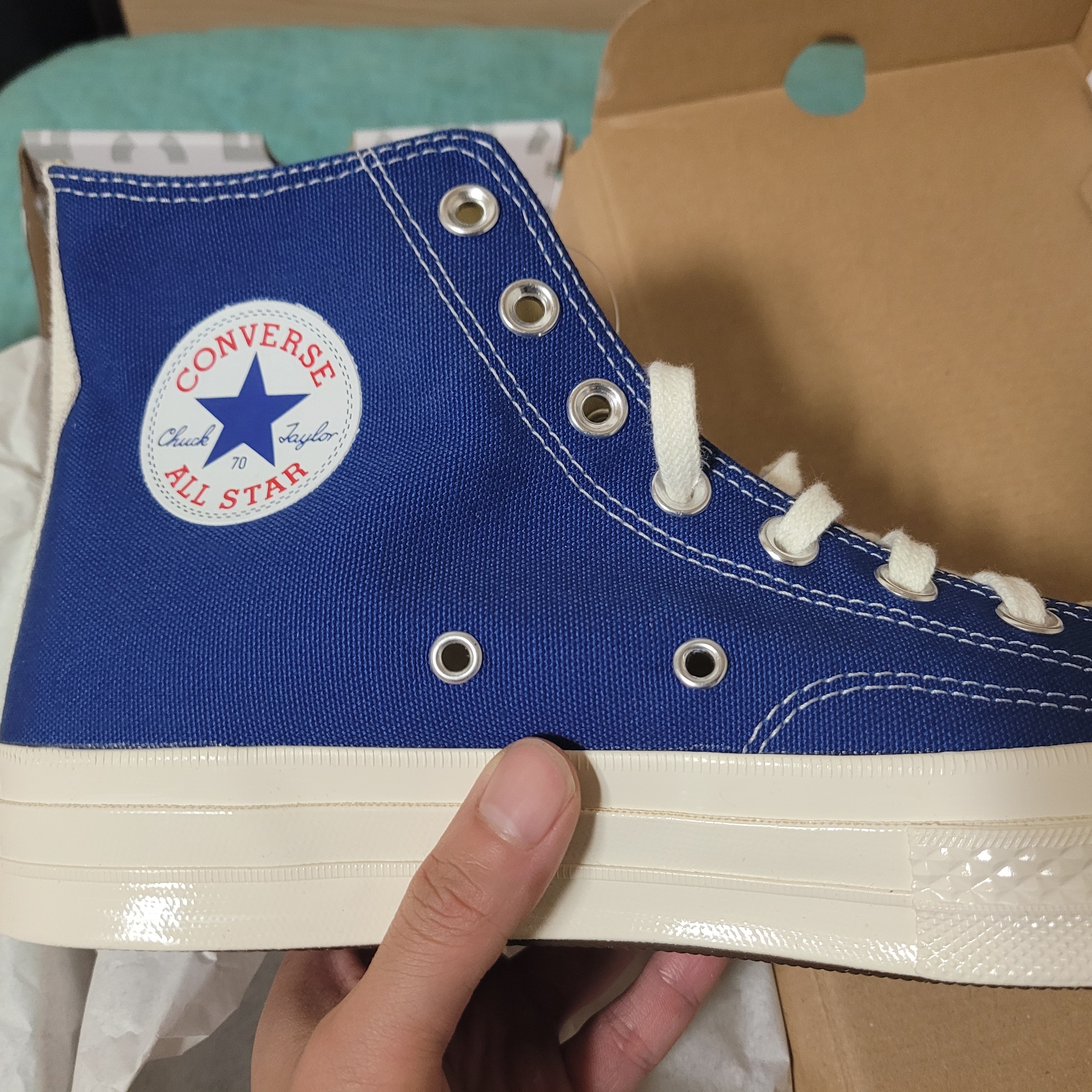 Converse x Play Comme des Garcons Chuck 70 Hi Blue Quartz 착용 스타일 - 2