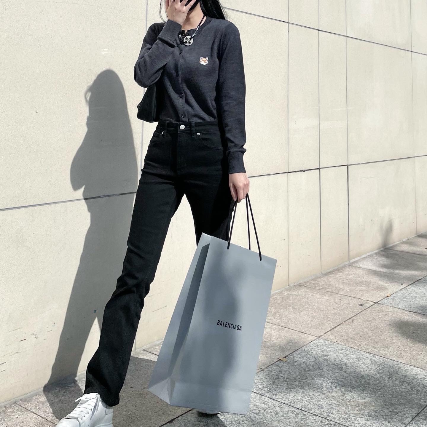 (W) Alexander McQueen Oversized Sneakers White 착용 스타일 - 1