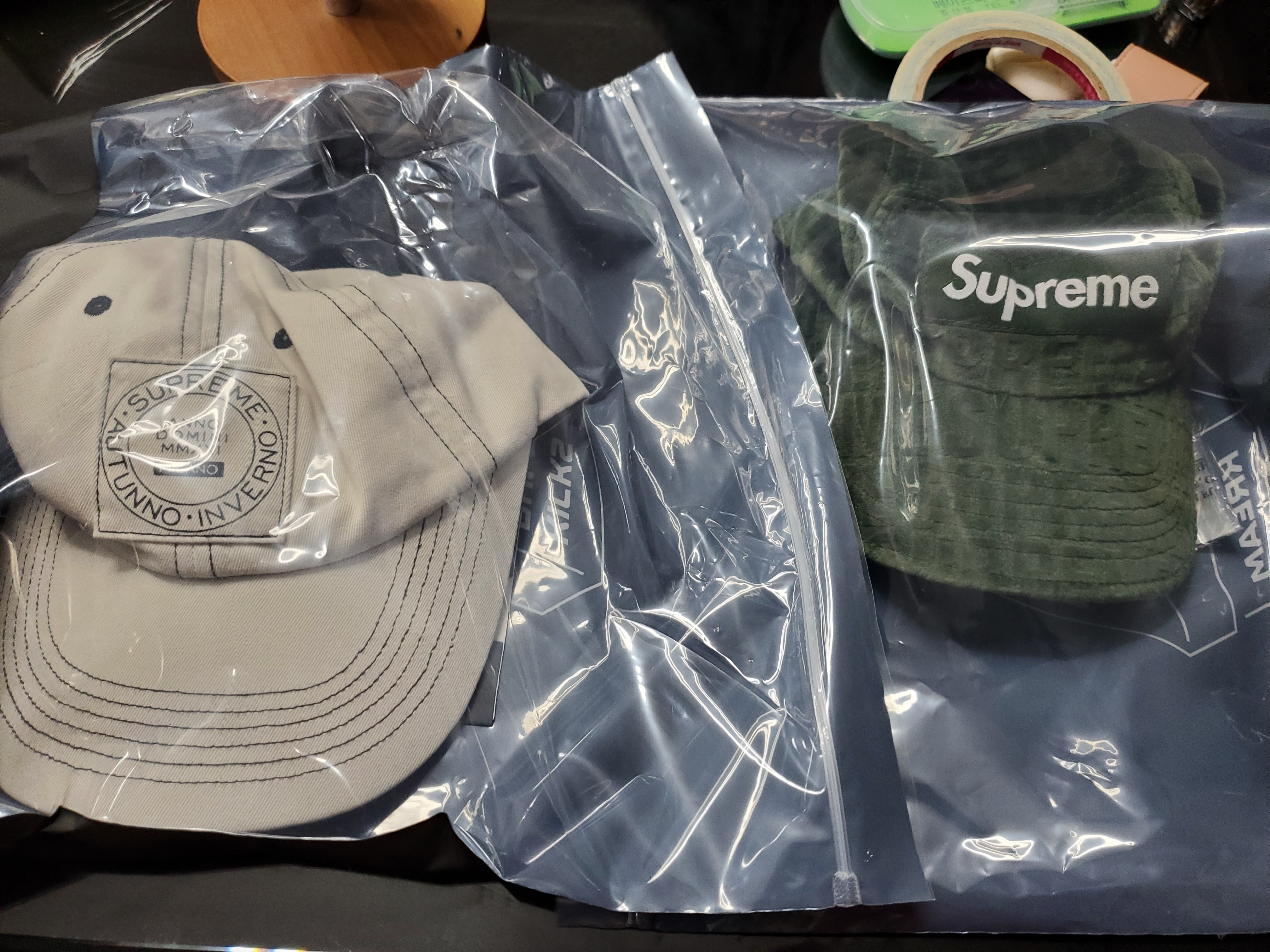 Supreme Velvet Pattern Camp Cap Olive - 21FW, Supreme Milano Patch 6-Panel Stone - 21FW 착용 스타일 - 1