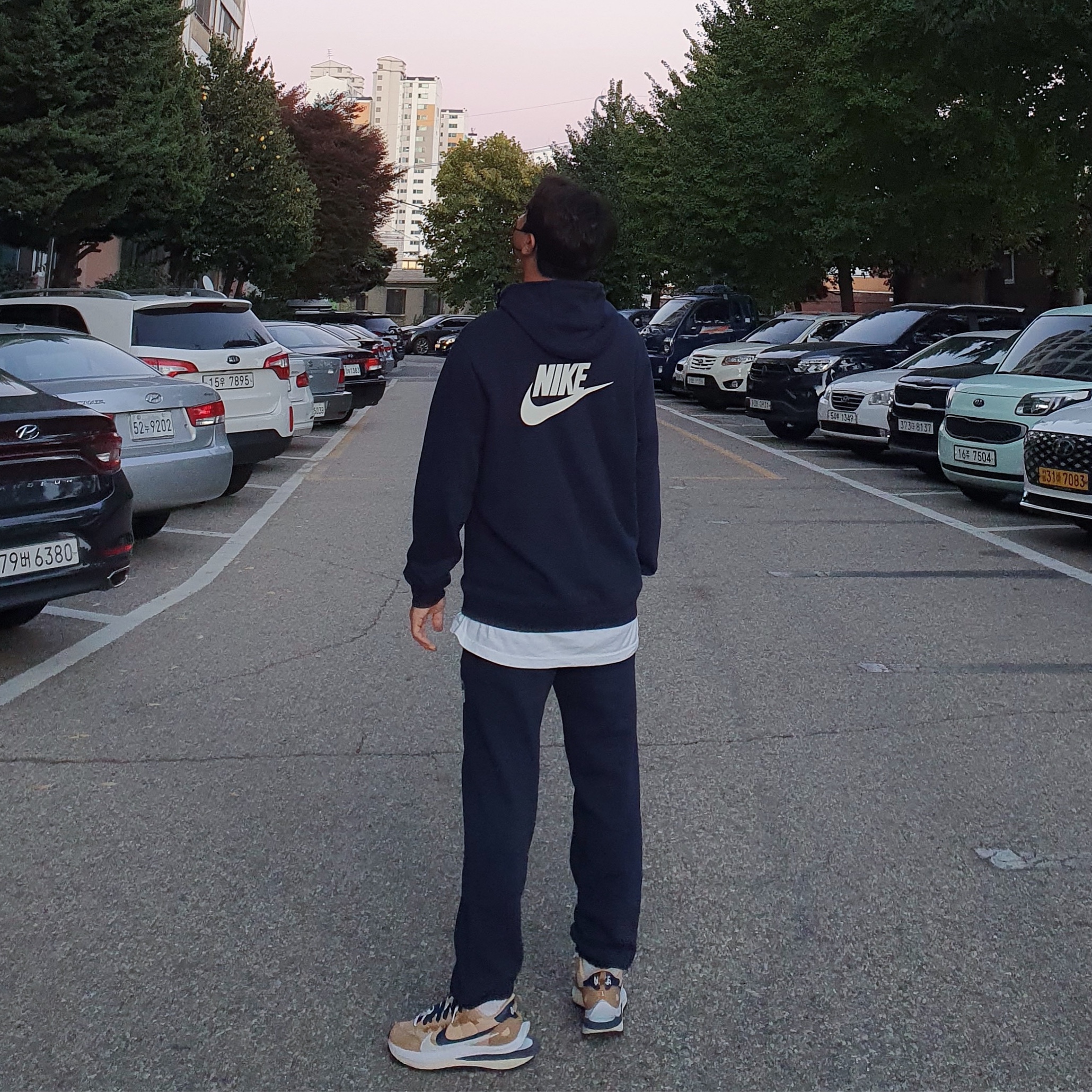 Nike x Sacai VaporWaffle Sesame and Blue Void, Nike x Stranger Things Club Hawkins High Hoodie Navy 착용 스타일