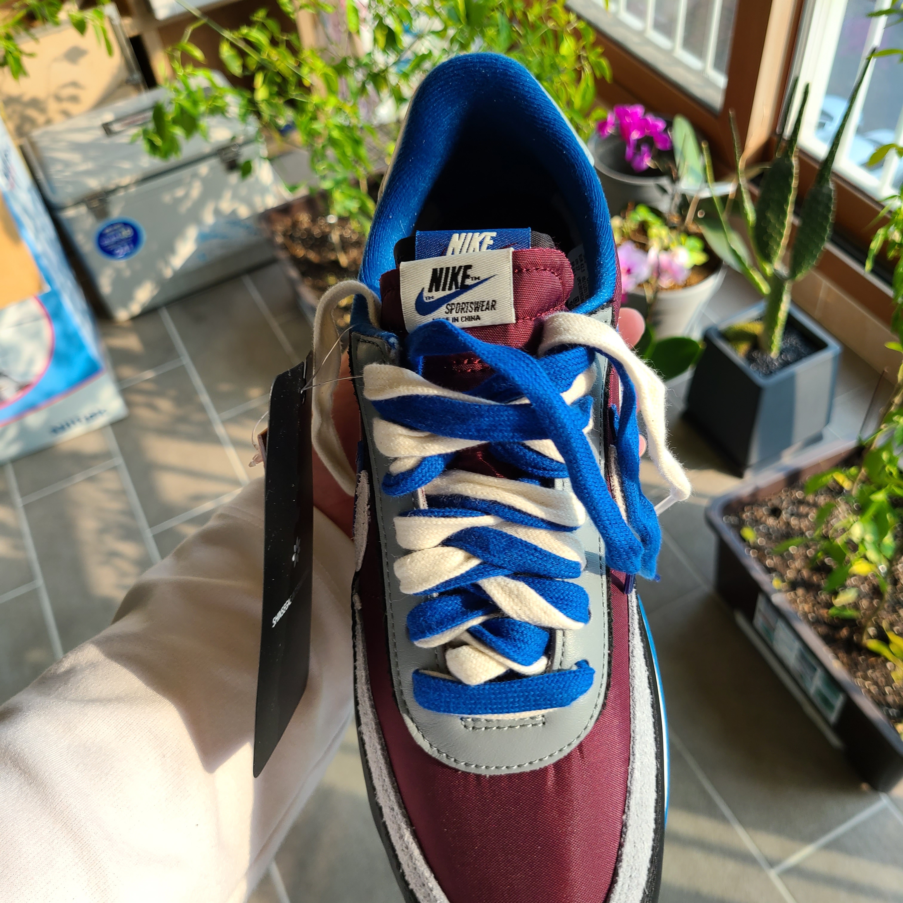Nike x Sacai x Undercover LDWaffle Night Maroon Team Royal 착용 스타일 - 2