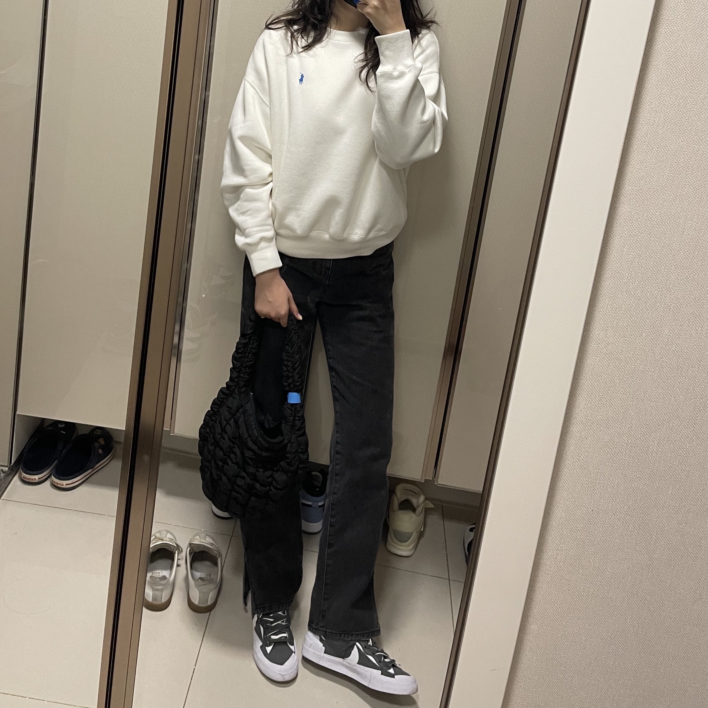 Nike x Sacai Blazer Low Iron Grey, COS Quilted Mini Bag Black 착용 스타일