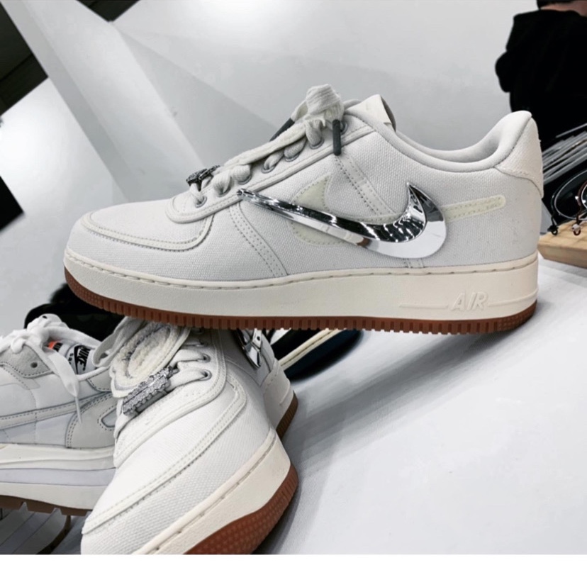 Jordan 1 x Travis Scott Retro High OG SP Mocha, Nike x Travis Scott Air Force 1 Low Sail 착용 스타일