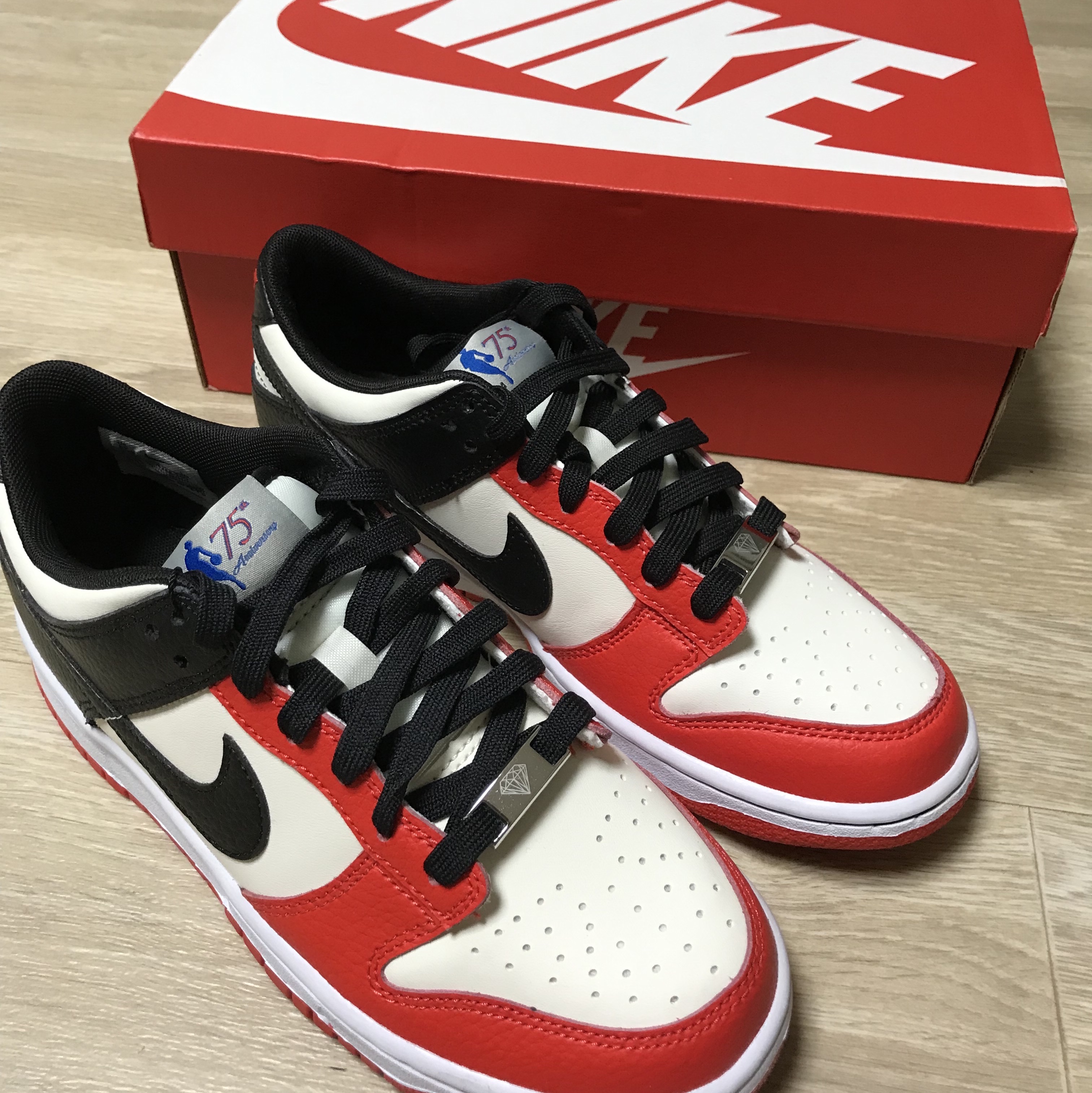 Nike x NBA Dunk Low Retro EMB Black and Chile Red, (GS) Nike x NBA Dunk Low Black and Chile Red 착용 스타일 - 1