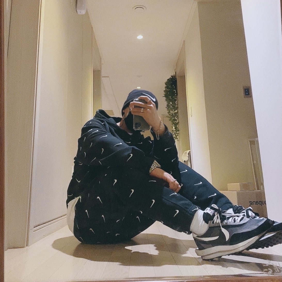 Nike x Stussy Cuff Beanie Black, Nike NRG Swoosh Logo Pants Black 착용 스타일