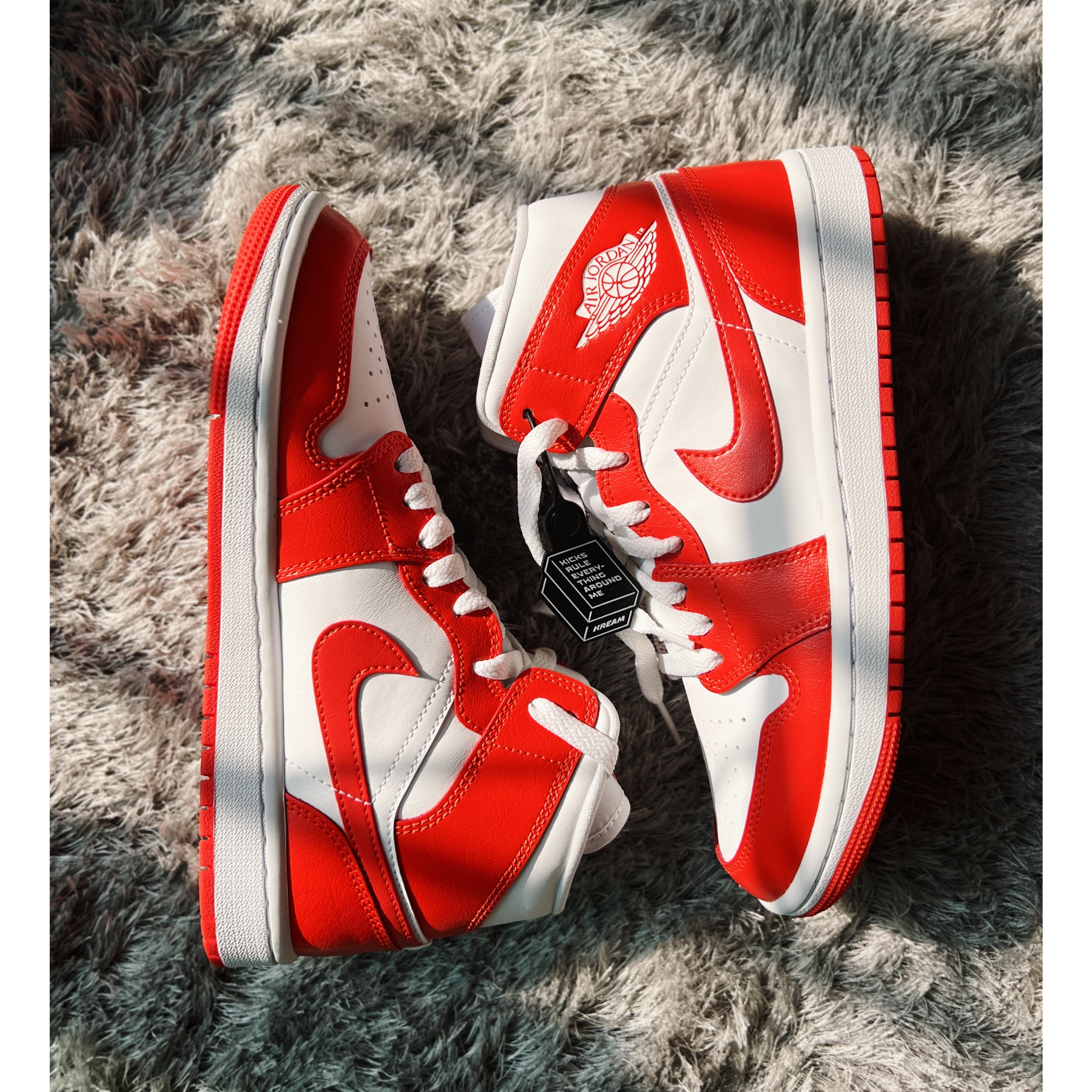 (W) Jordan 1 Mid White Hyper Royal, (W) Jordan 1 Mid Habanero Red 착용 스타일 - 3