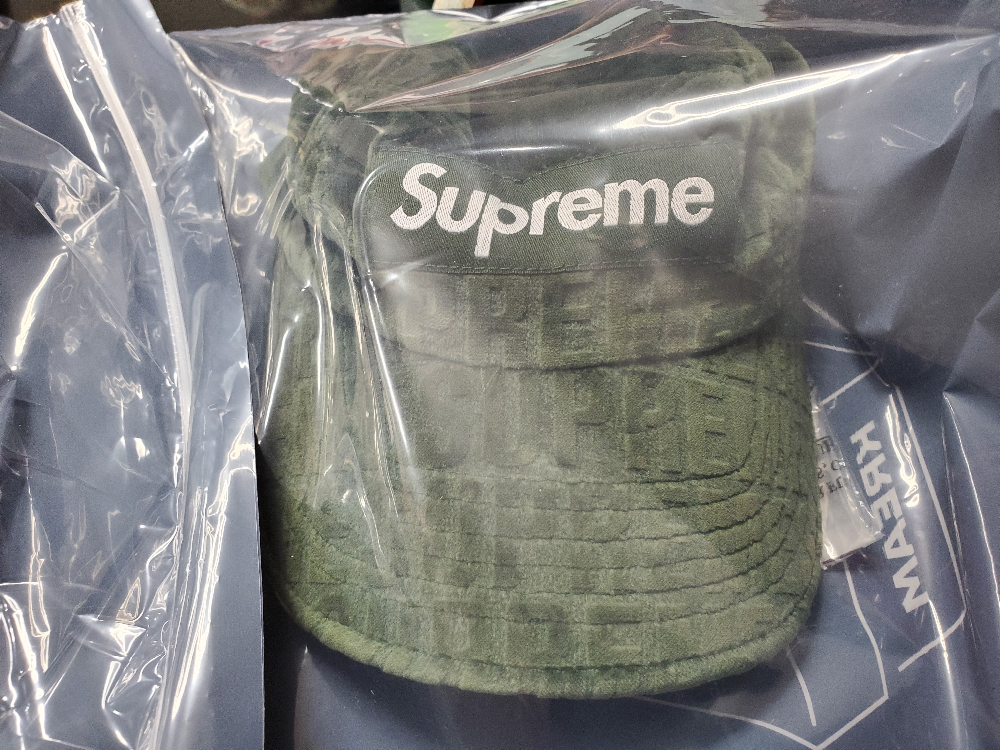 Supreme Velvet Pattern Camp Cap Olive - 21FW, Supreme Milano Patch 6-Panel Stone - 21FW 착용 스타일 - 2