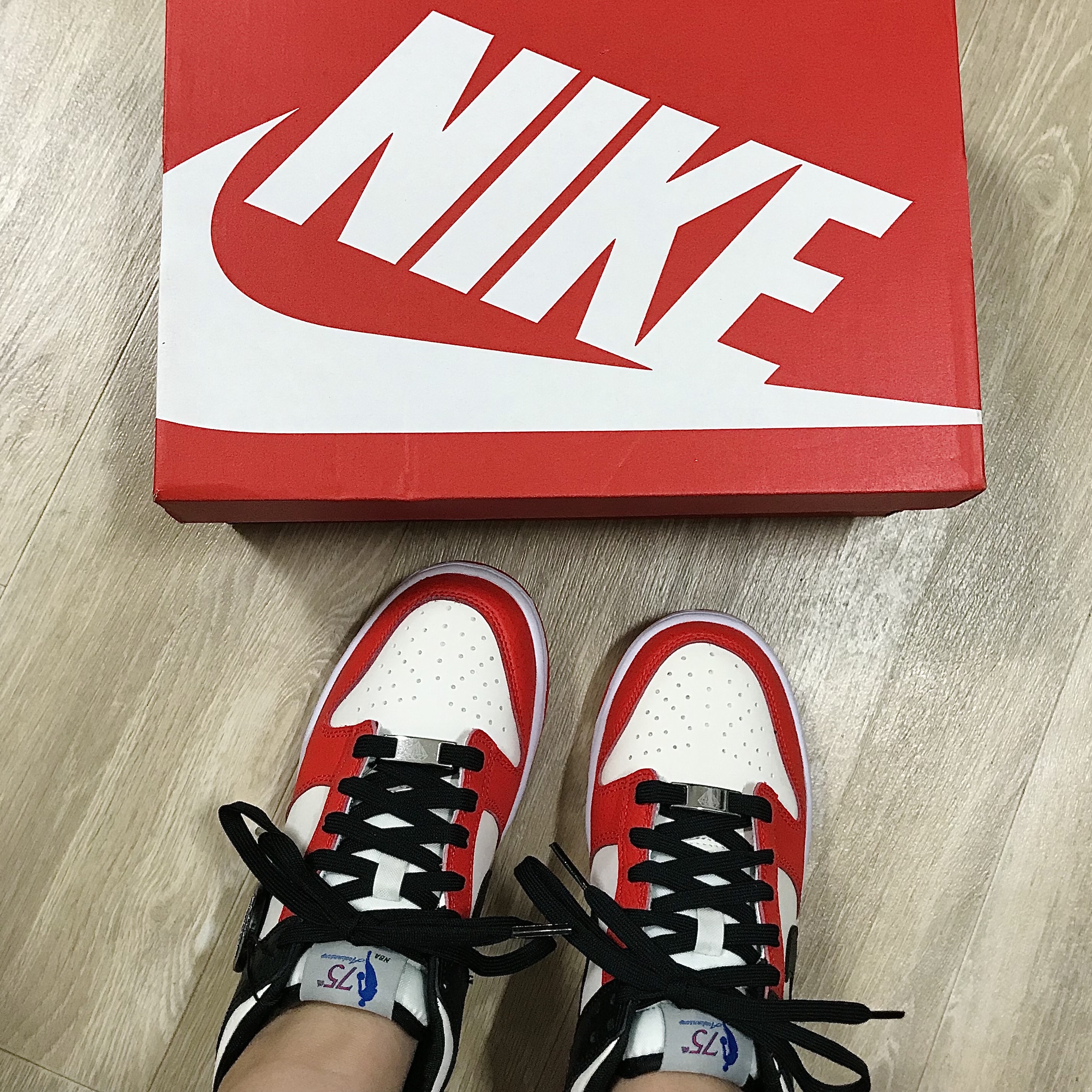 Nike x NBA Dunk Low Retro EMB Black and Chile Red, (GS) Nike x NBA Dunk Low Black and Chile Red 착용 스타일 - 2