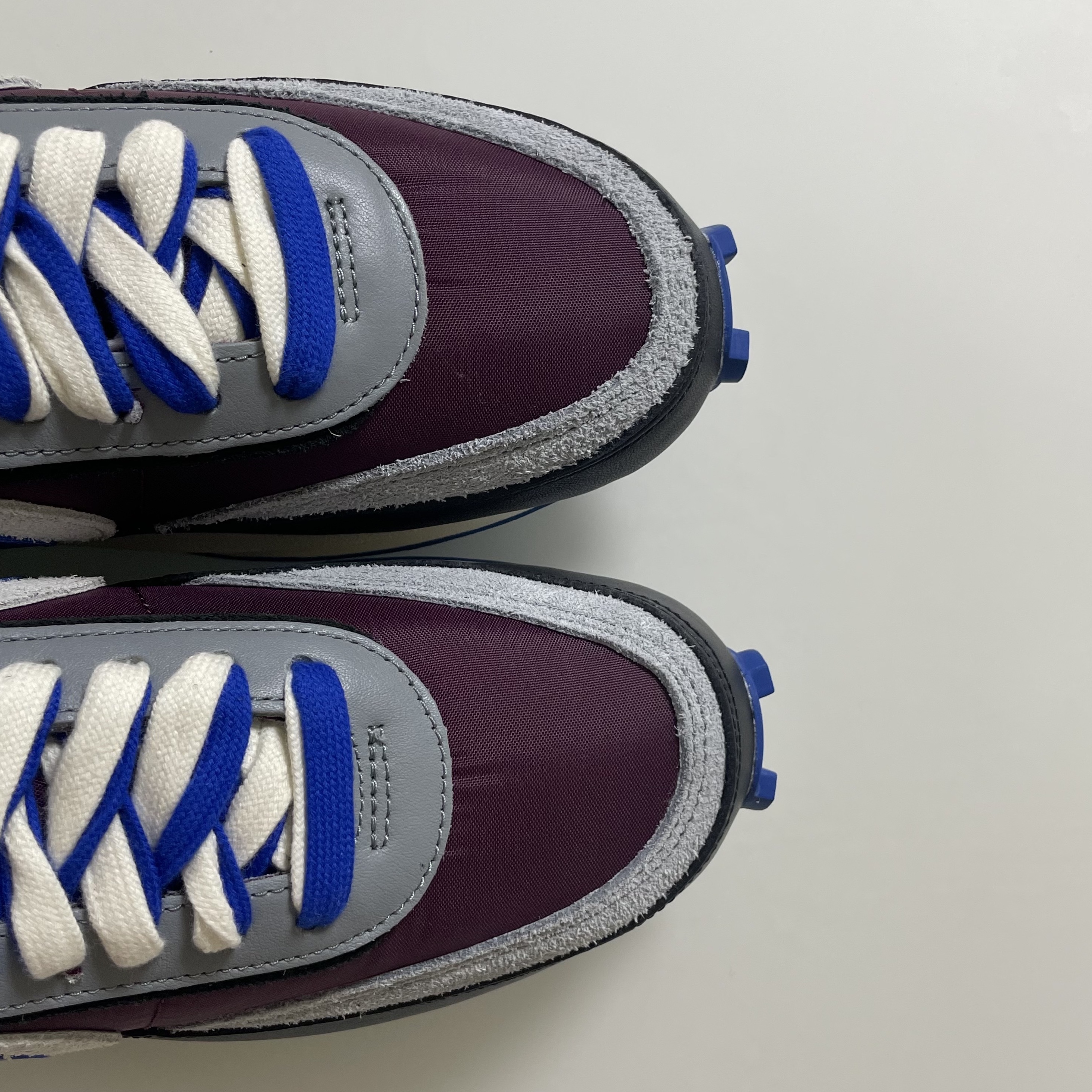 Nike x Sacai x Undercover LDWaffle Night Maroon Team Royal 착용 스타일 - 2