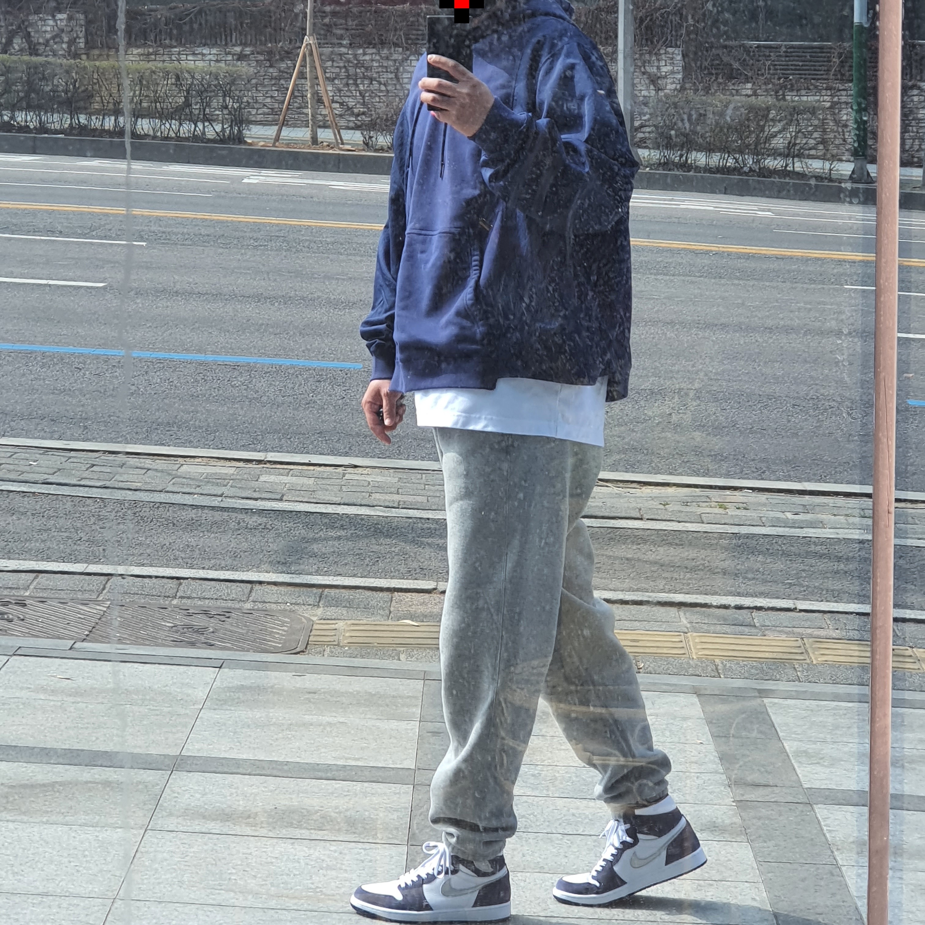 Jordan 1 Retro High OG CO.JP Midnight Navy, Nike NRG Solo Swoosh Fleece Pants Dark Grey Heather - Asia 착용 스타일