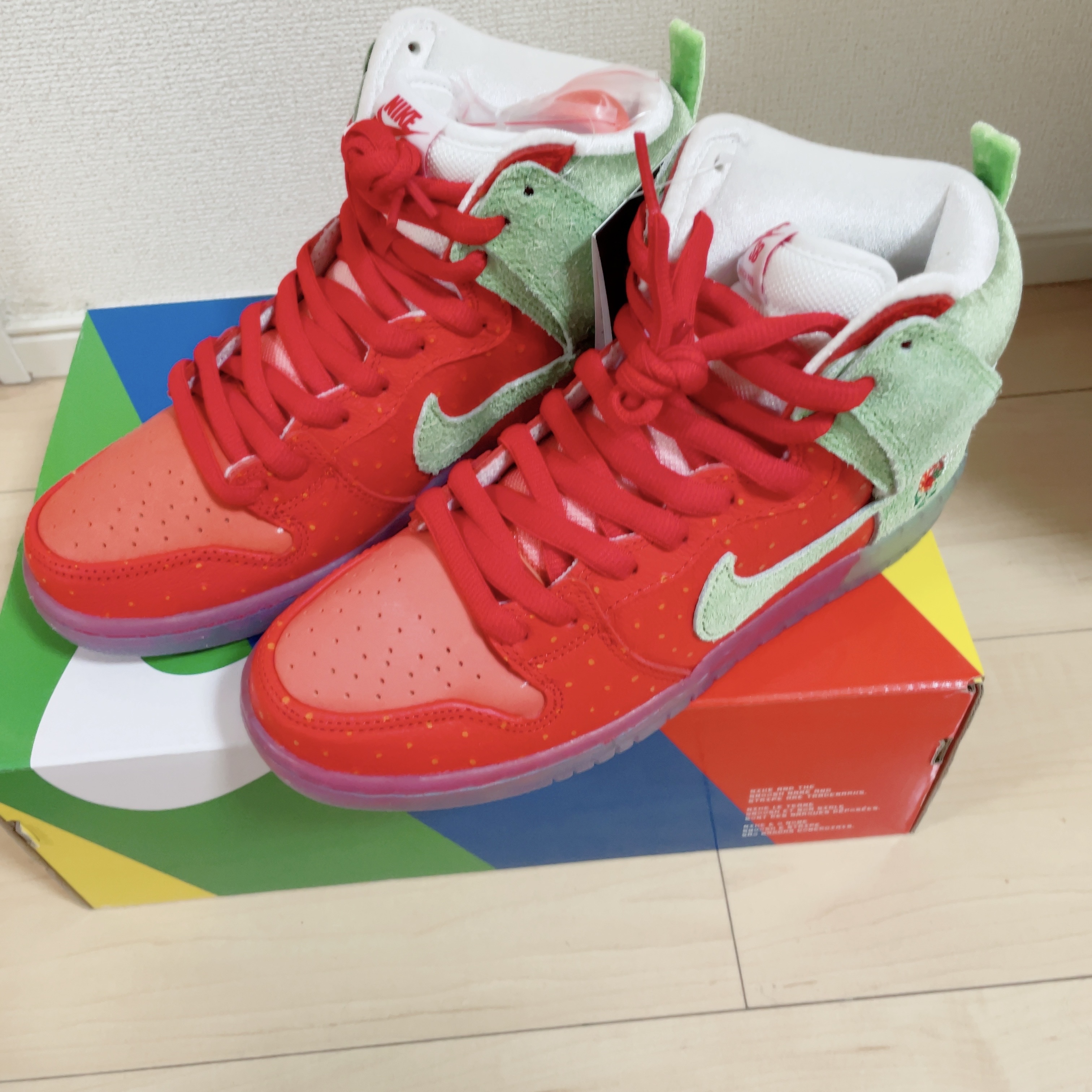 Nike SB Dunk High Pro QS Strawberry 착용 스타일 - 1