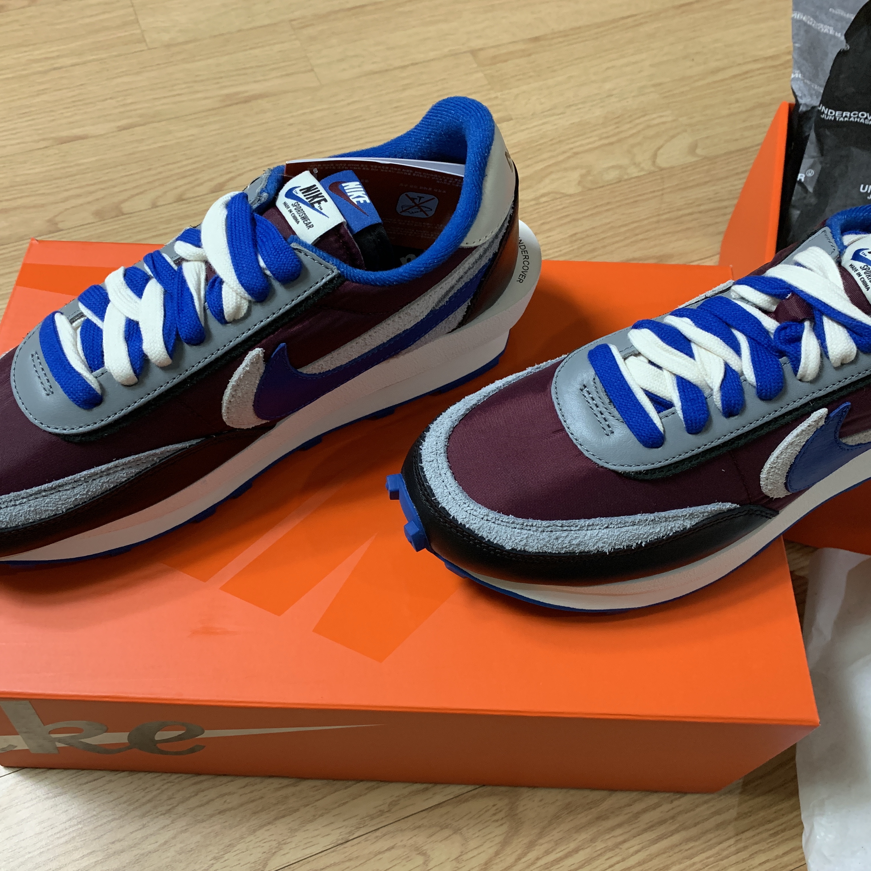 Nike x Sacai x Undercover LDWaffle Night Maroon Team Royal 착용 스타일 - 1