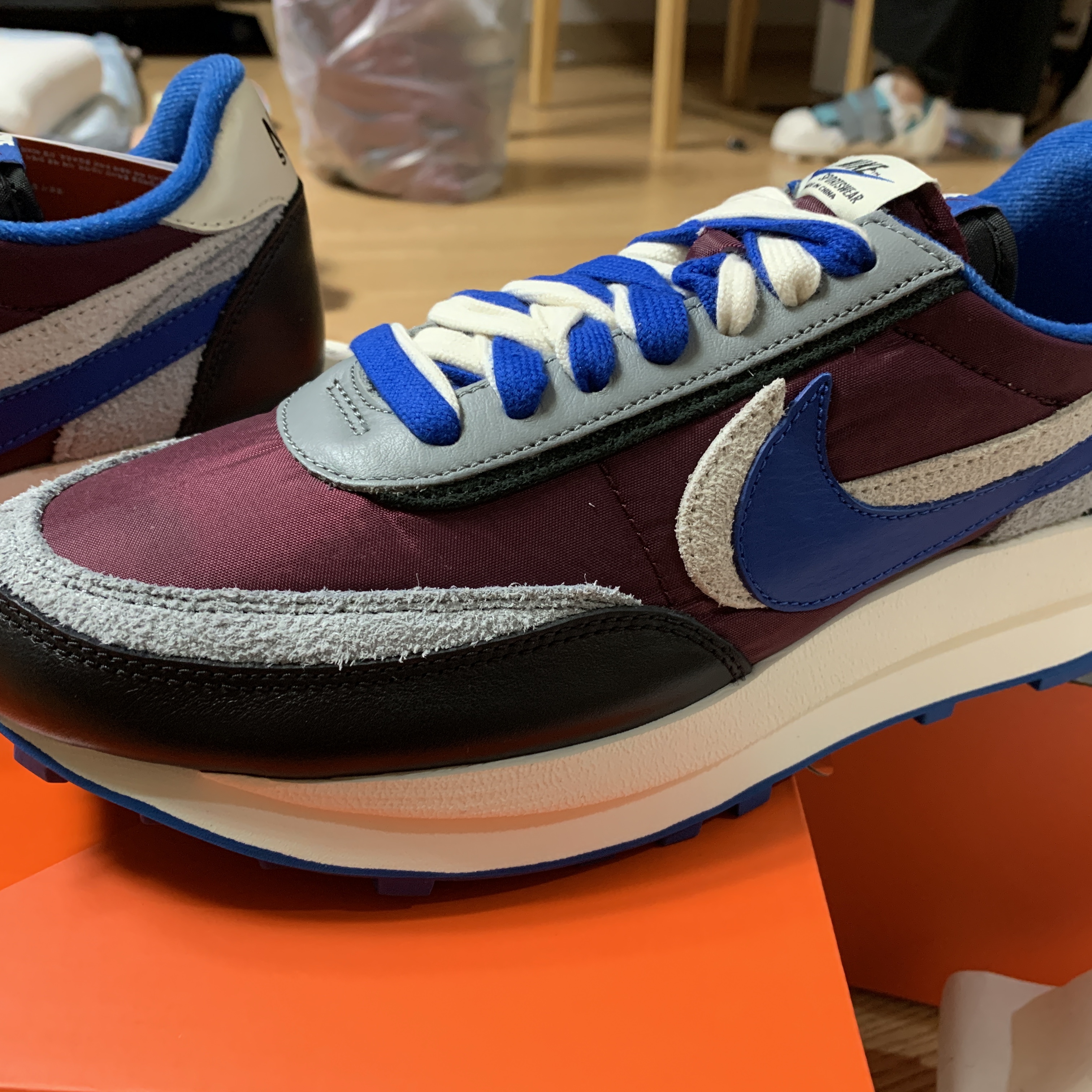 Nike x Sacai x Undercover LDWaffle Night Maroon Team Royal 착용 스타일 - 2