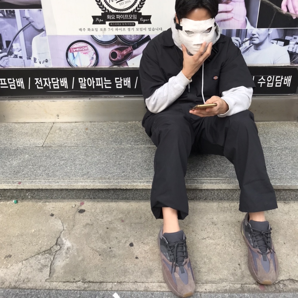 Adidas Yeezy Boost 700 Mauve 착용 스타일