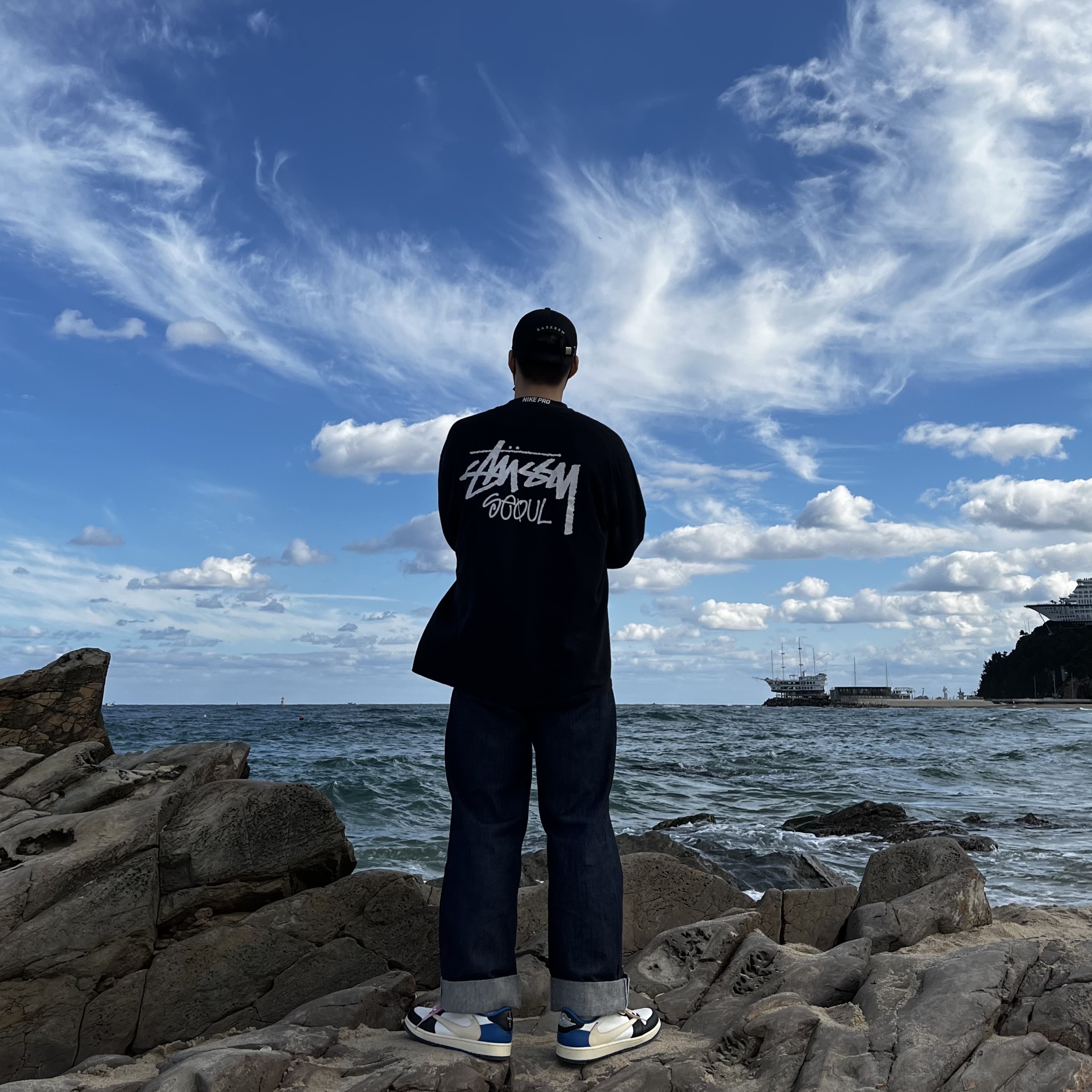 Darkr8m Studio Busan Silver Logo Cap, Jordan 1 x Travis Scott x Fragment Retro Low OG SP Military Blue 착용 스타일
