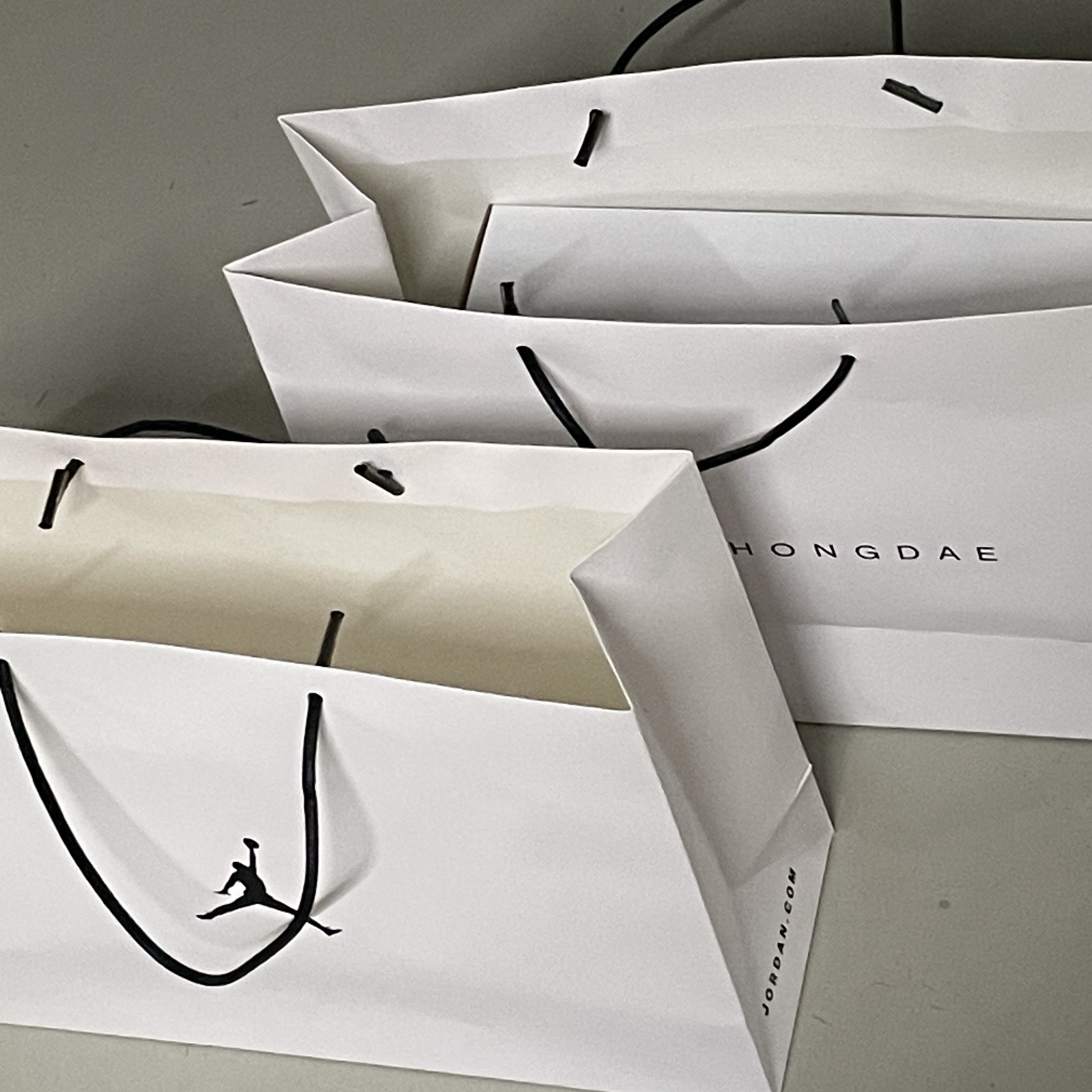 (W) Jordan 1 Mid White Hyper Royal 착용 스타일 - 3