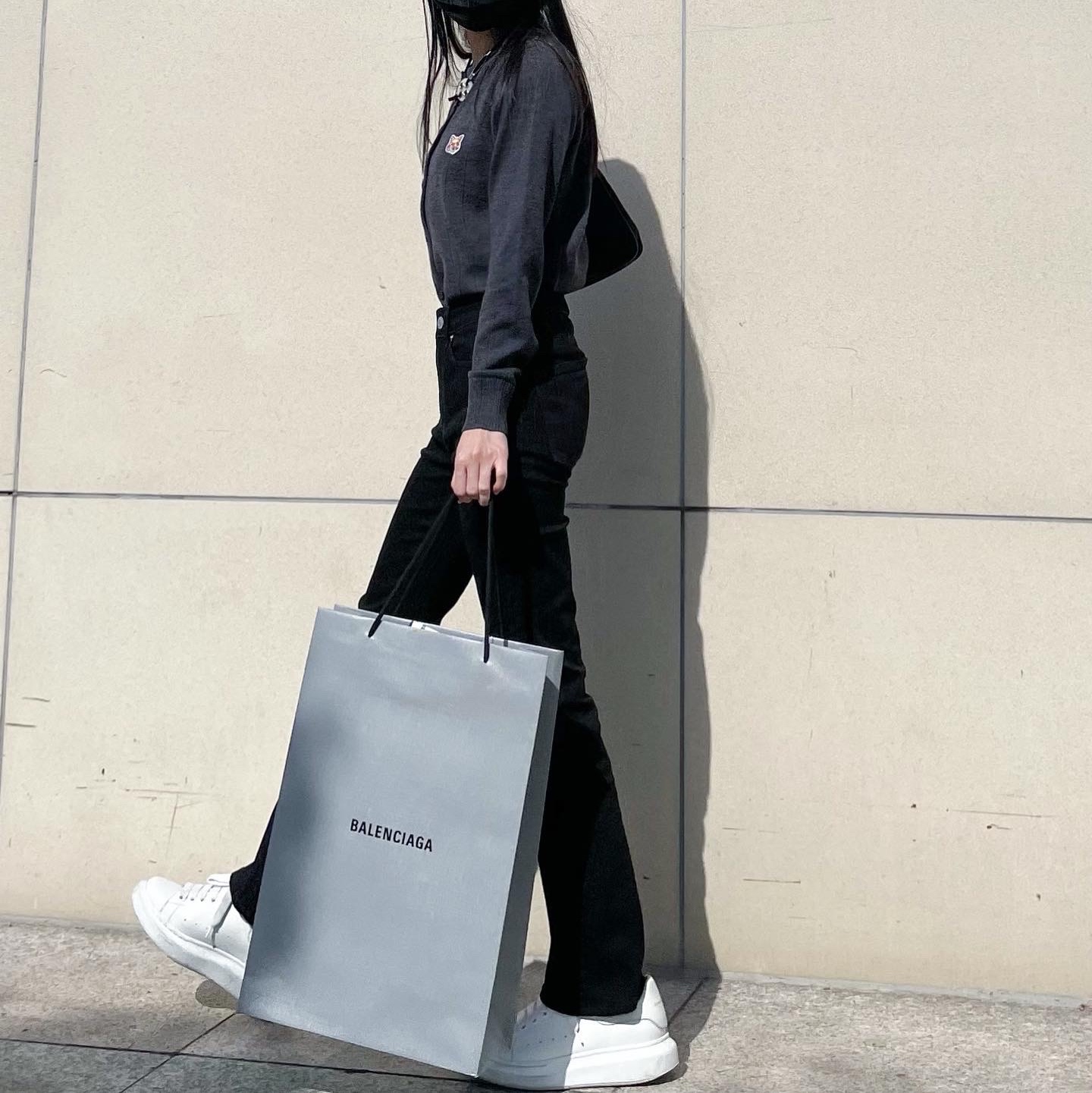 (W) Alexander McQueen Oversized Sneakers White 착용 스타일 - 3