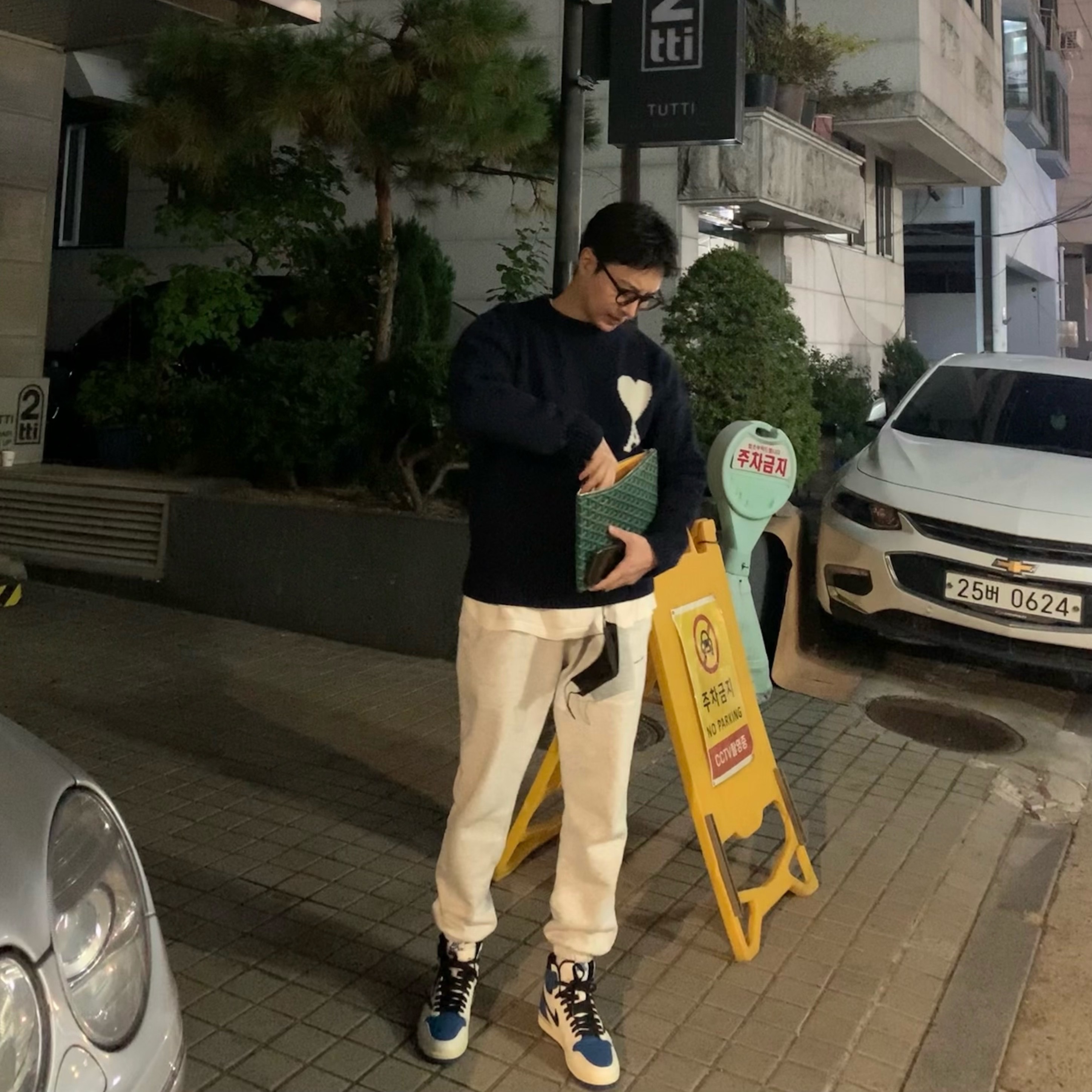 Jordan 1 x Travis Scott x Fragment Retro High OG SP Military Blue, AMI de Coeur Oversize Intarsia Sweater Green - 21FW 착용 스타일