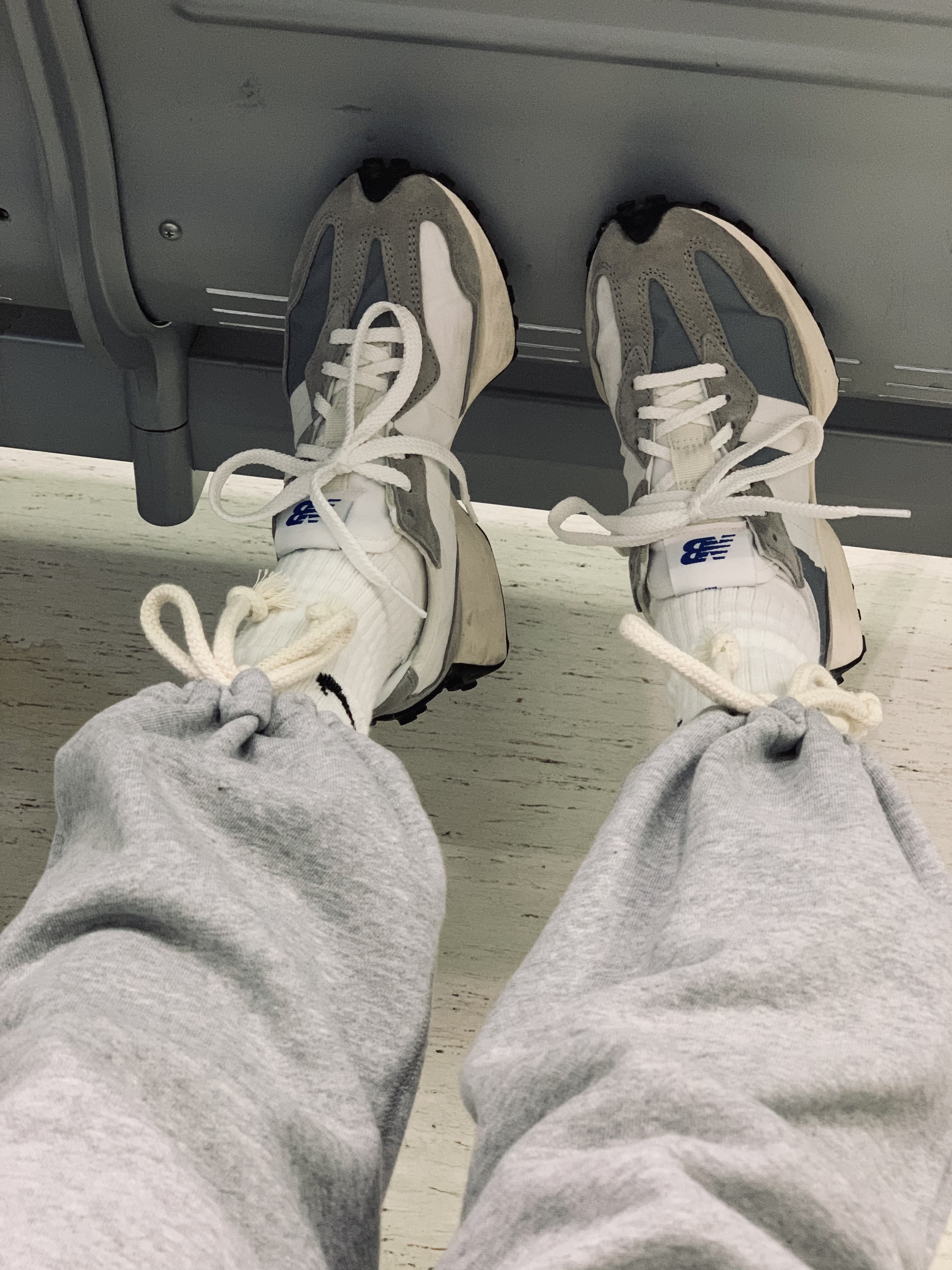 New Balance 327 Grey 착용 스타일