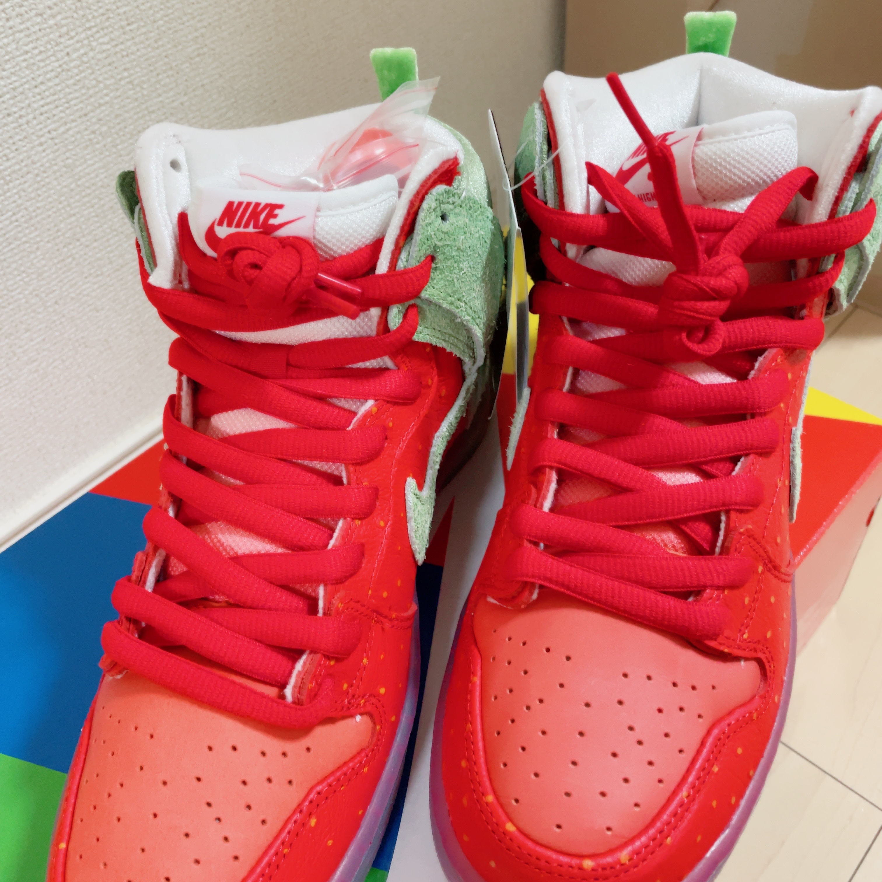 Nike SB Dunk High Pro QS Strawberry 착용 스타일 - 4