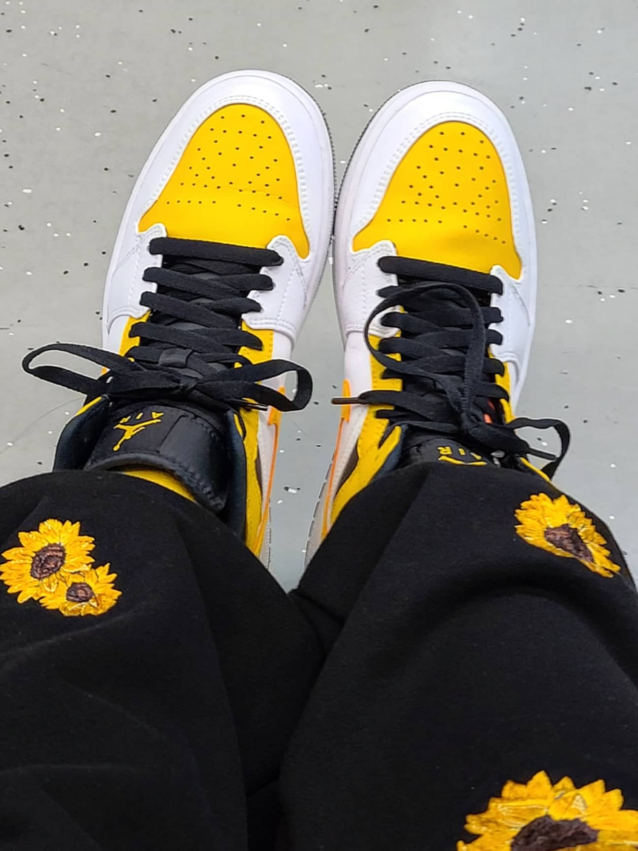 Jordan 1 Mid White University Gold 착용 스타일 - 3