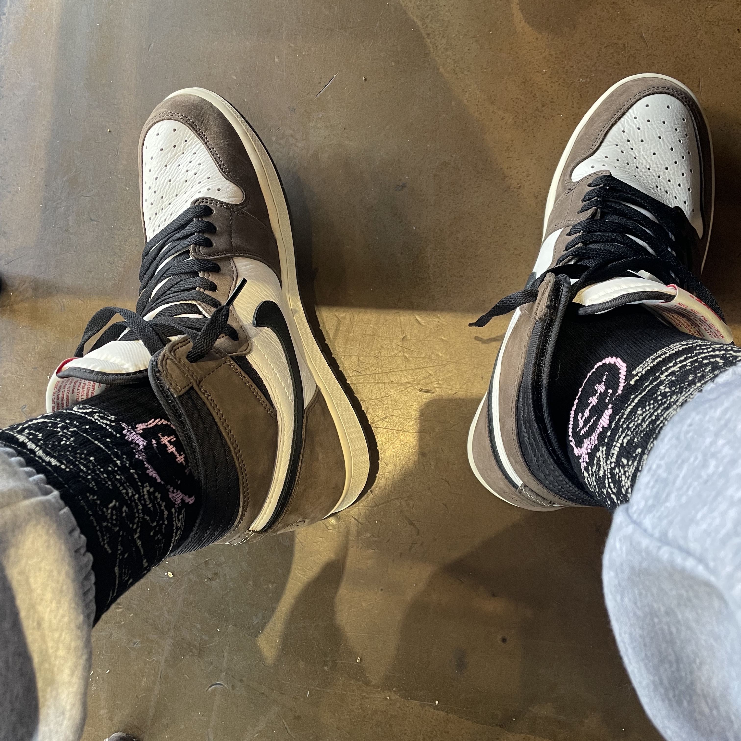 Jordan 1 x Travis Scott Retro High OG SP Mocha 착용 스타일 - 4