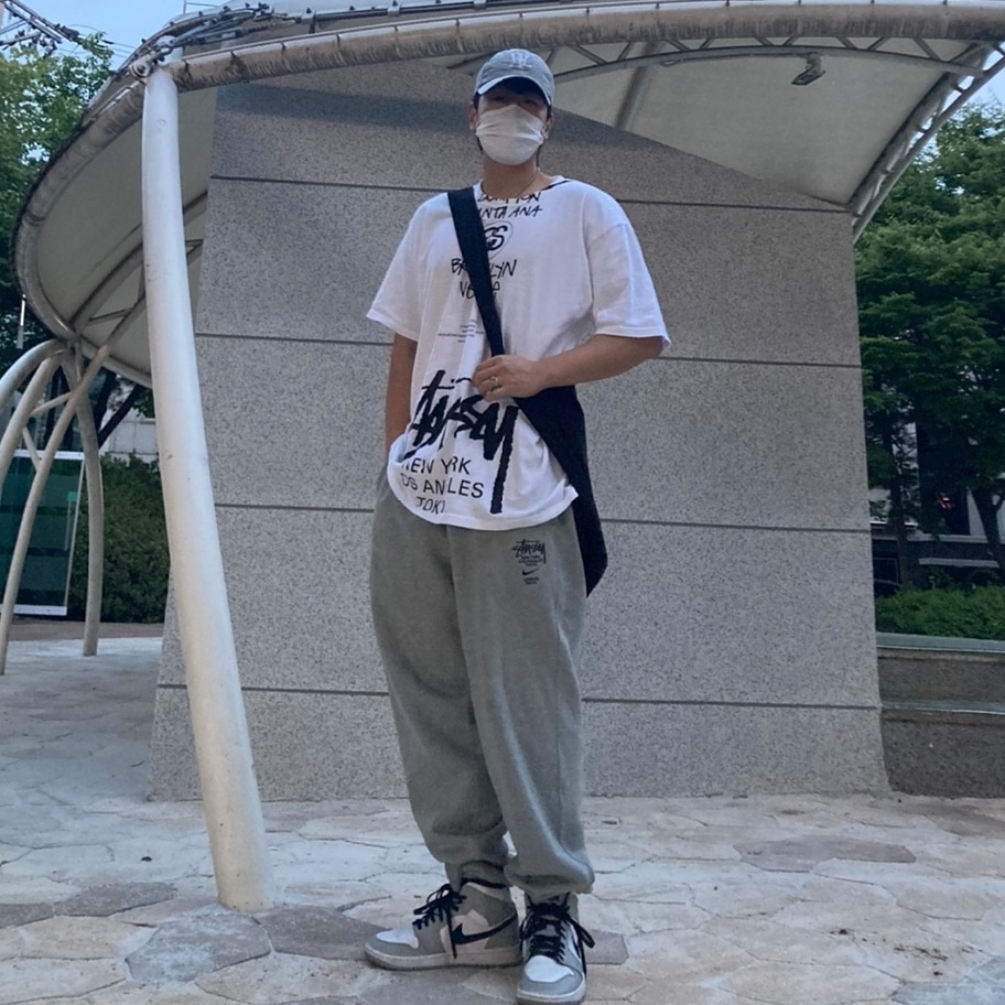 Jordan 1 Mid Light Smoke Grey, Stussy x Takahiromiyashita The Soloist 40 WT T-Shirt 착용 스타일