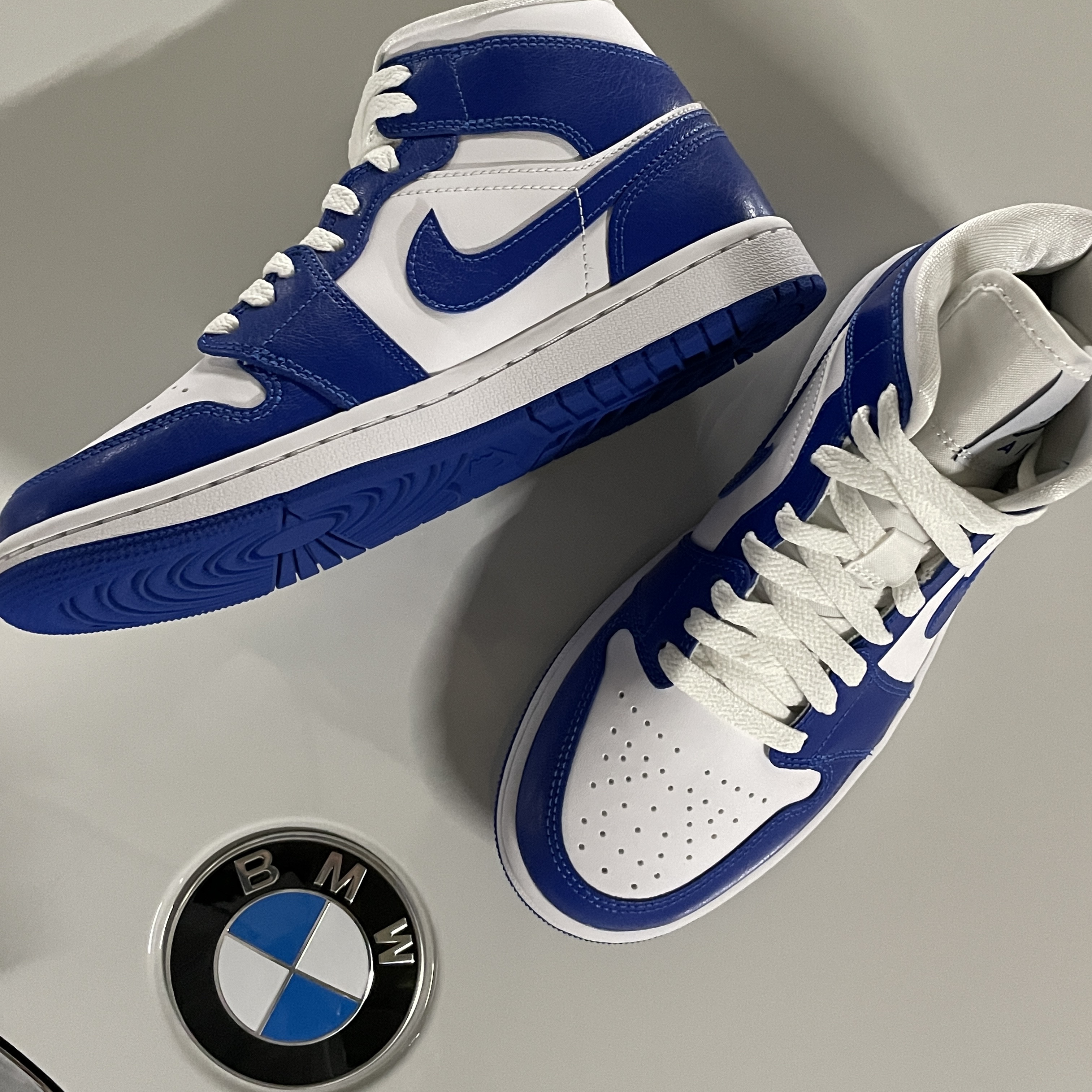 (W) Jordan 1 Mid White Hyper Royal 착용 스타일 - 2