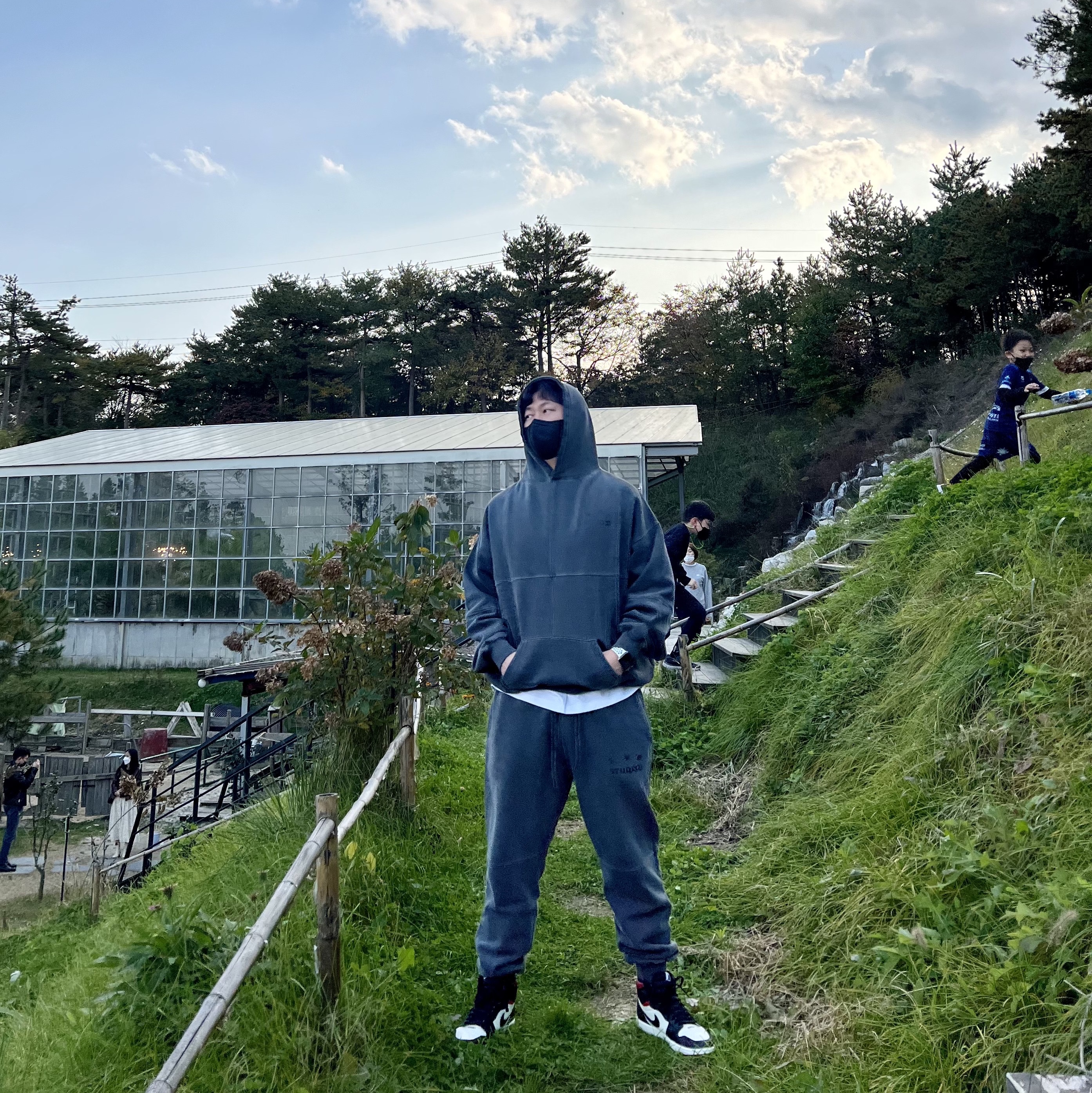 IAB Studio Blocked Pigment Hoodie Black, IAB Studio Blocked Pigment Sweatpants Black 착용 스타일