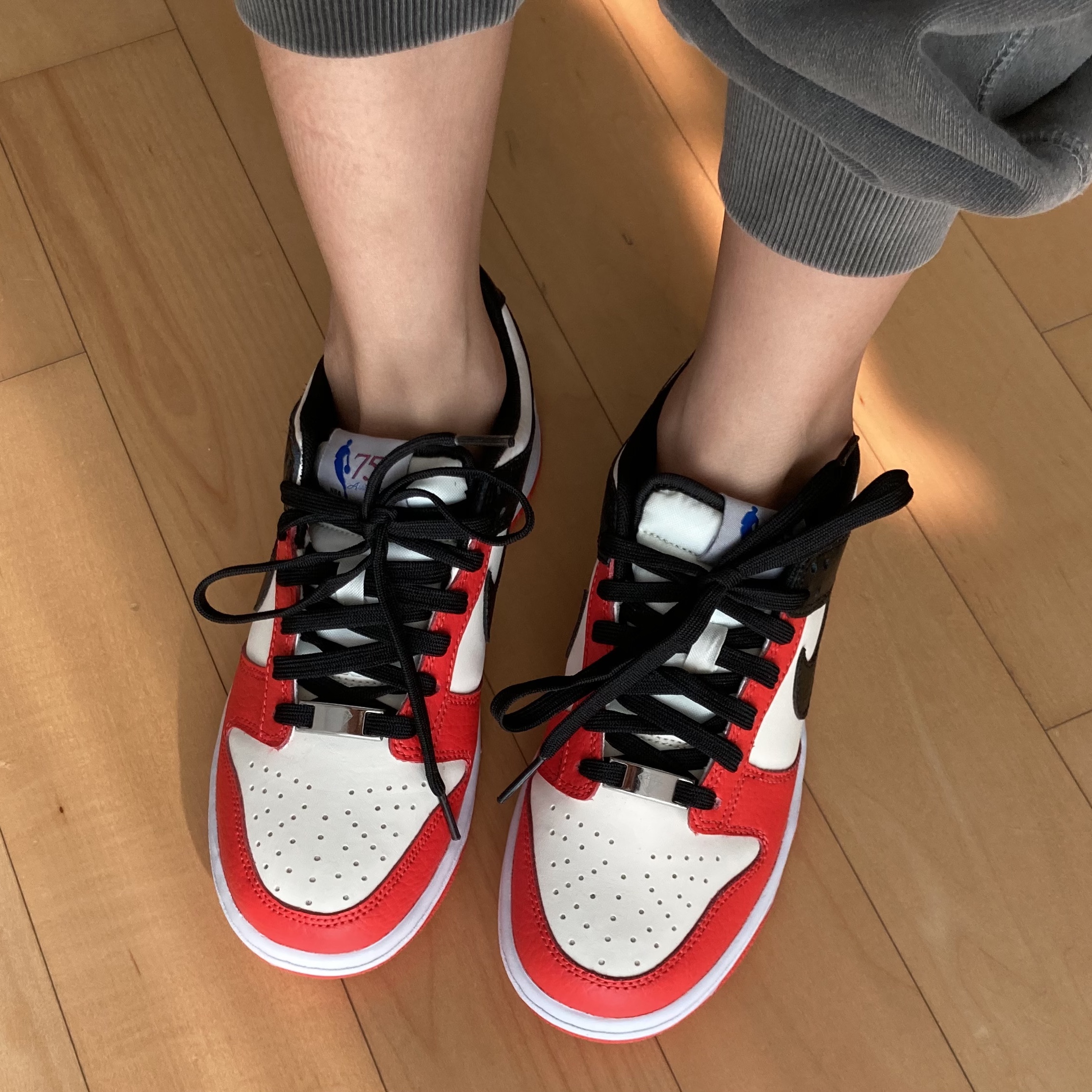 (GS) Nike x NBA Dunk Low Black and Chile Red 착용 스타일 - 2