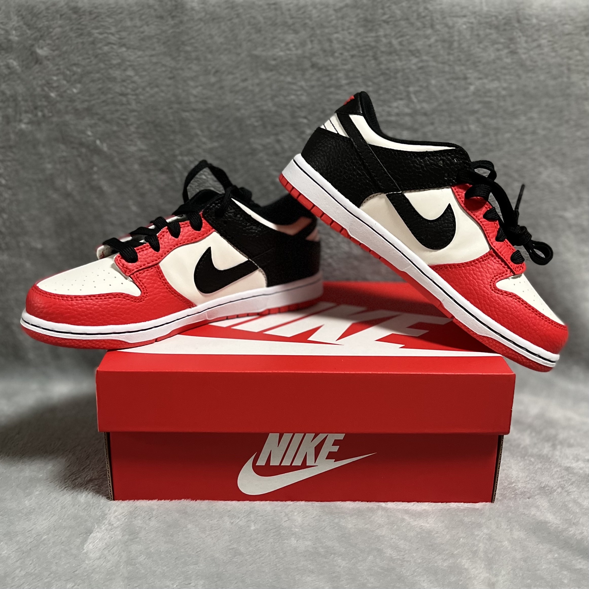 Nike x NBA Dunk Low Retro EMB Black and Chile Red, (GS) Nike x NBA Dunk Low Black and Chile Red 착용 스타일 - 3