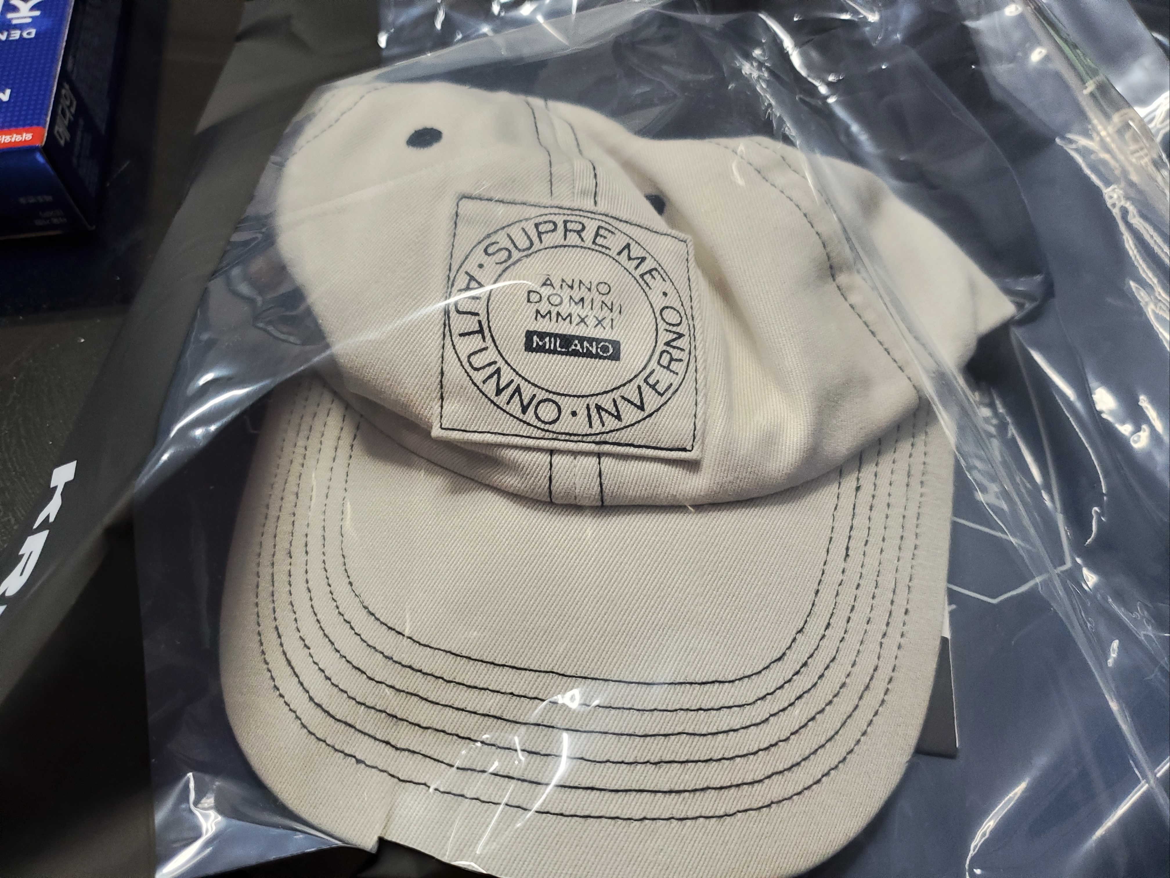 Supreme Velvet Pattern Camp Cap Olive - 21FW, Supreme Milano Patch 6-Panel Stone - 21FW 착용 스타일 - 3