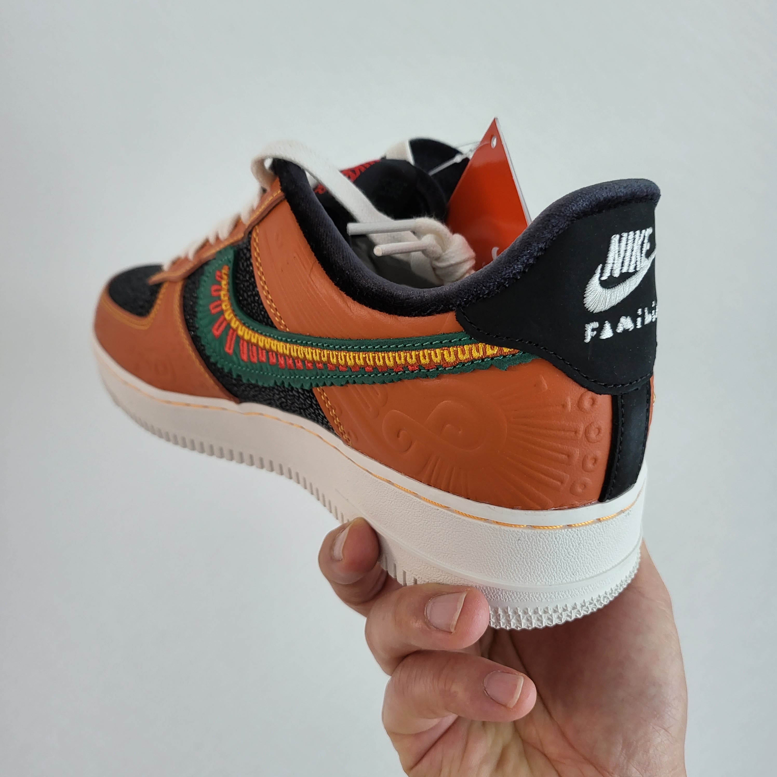 Nike Air Force 1 '07 LX Siempre Familia 착용 스타일 - 2