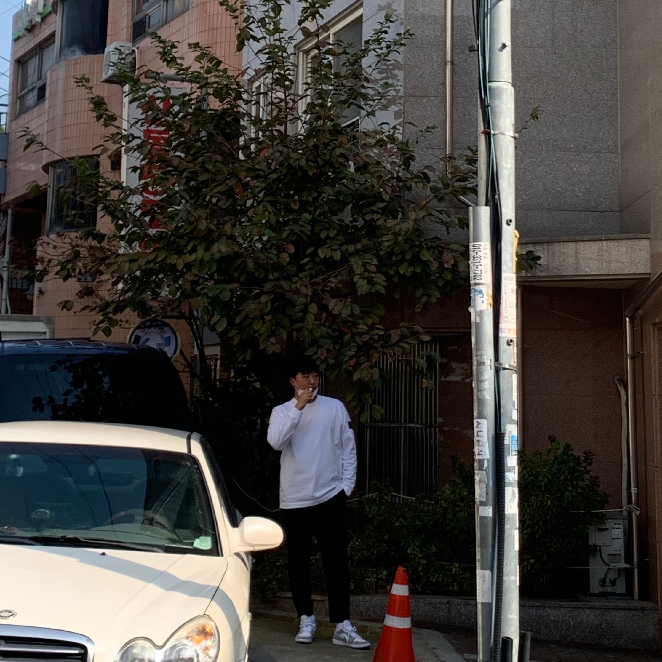 (W) Jordan 1 Low White Wolf Grey, Stone Island 64450 Long Sleeve Crewneck Sweatshirt White - 21SS 착용 스타일