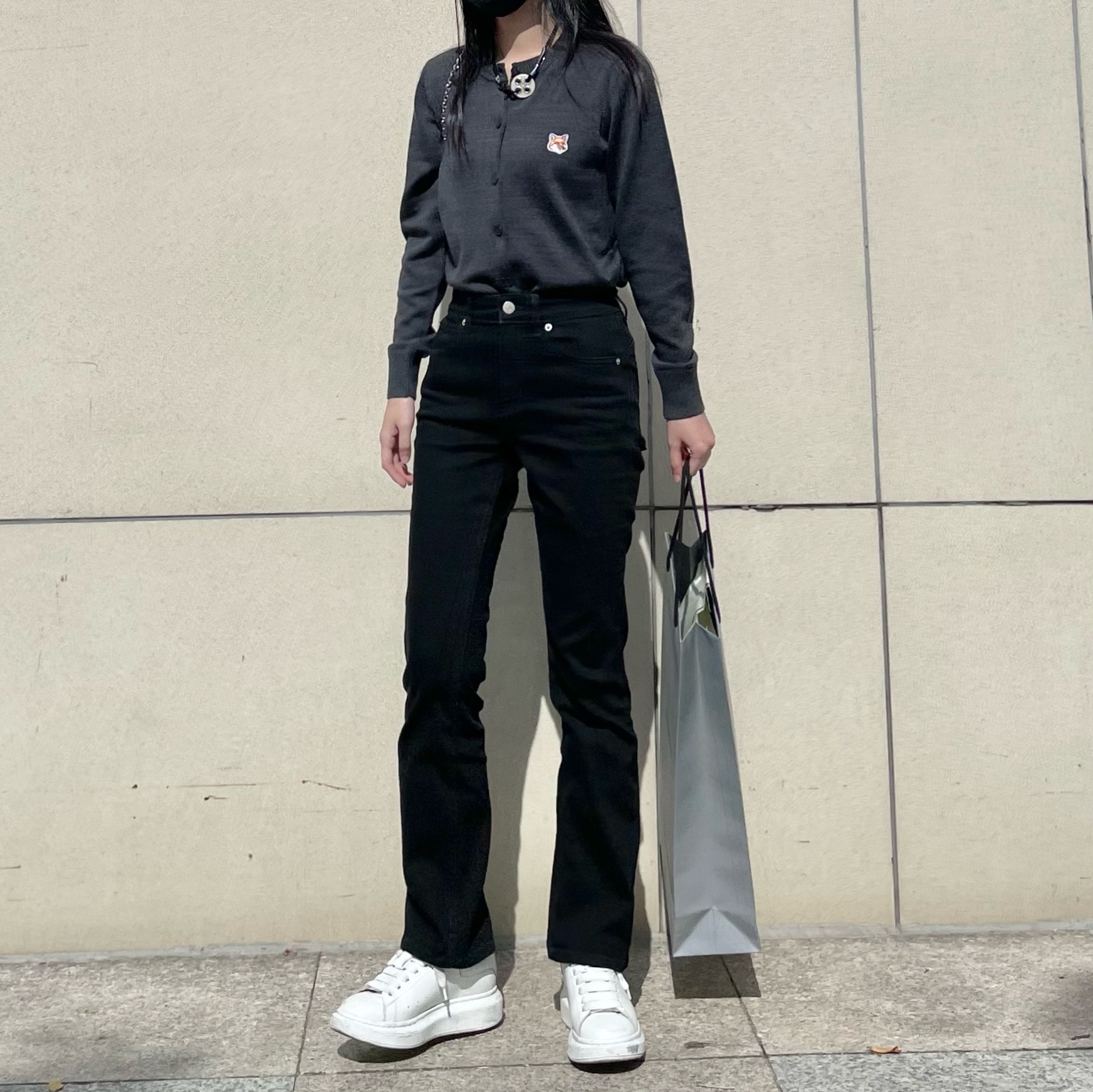 (W) Alexander McQueen Oversized Sneakers White 착용 스타일 - 4