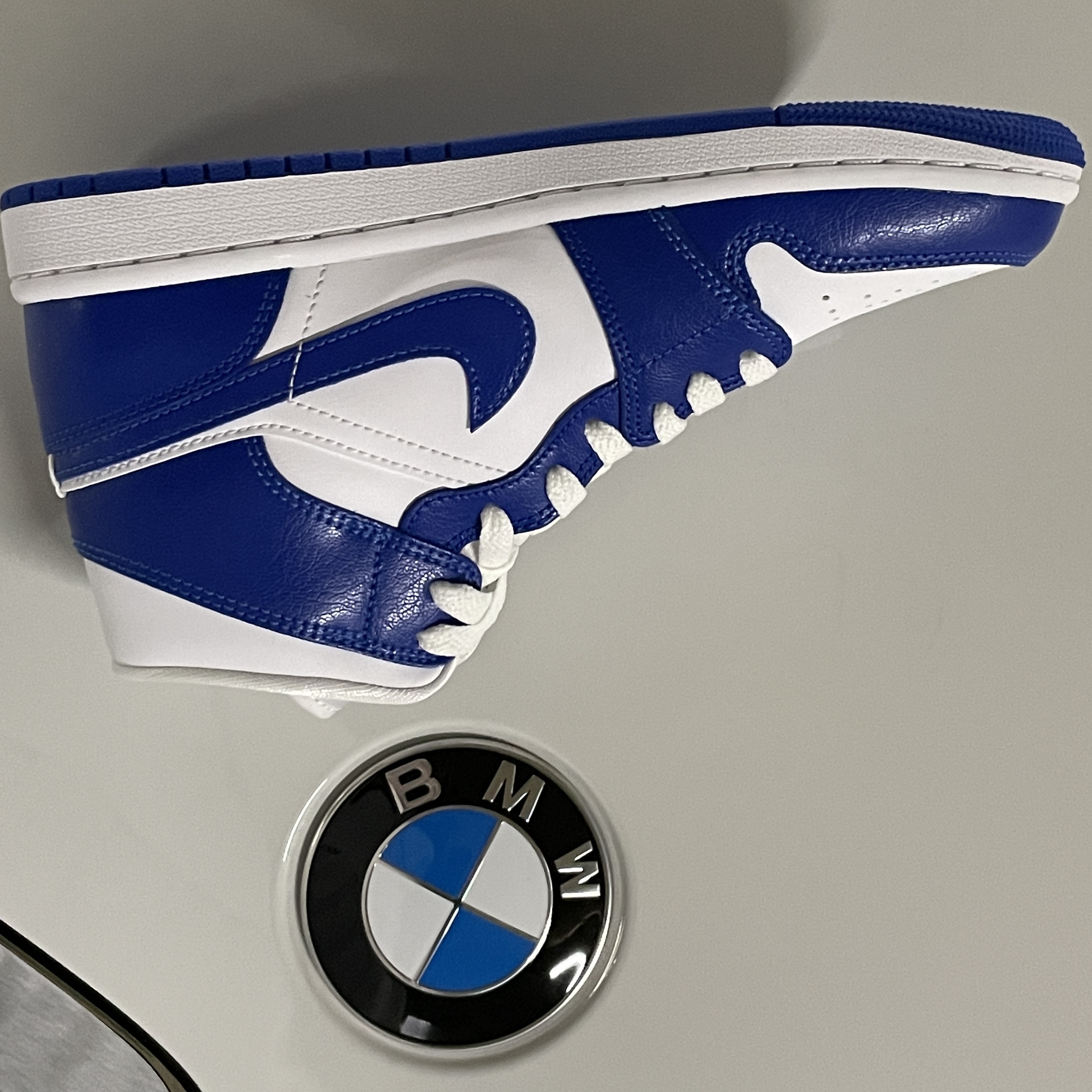 (W) Jordan 1 Mid White Hyper Royal 착용 스타일 - 1