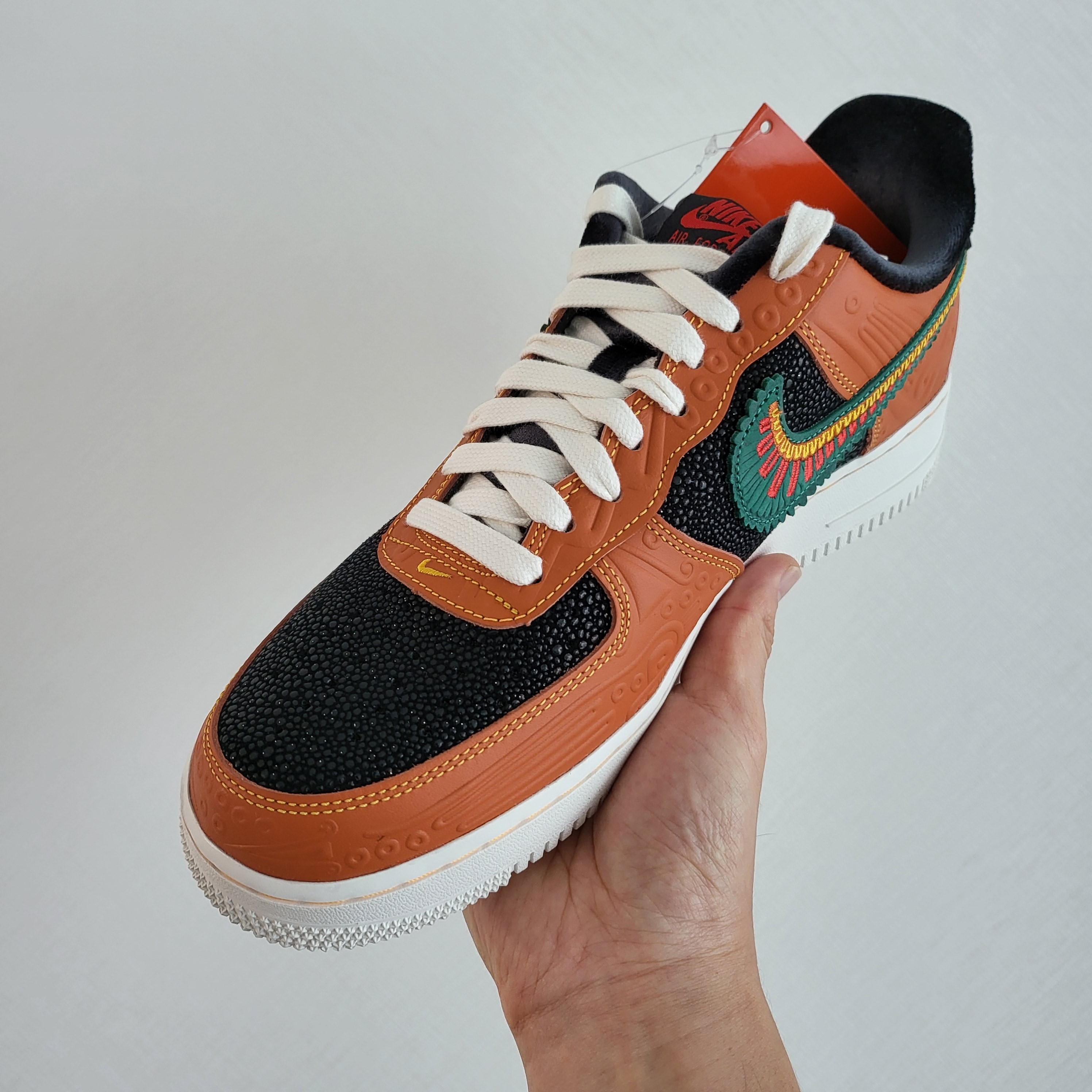 Nike Air Force 1 '07 LX Siempre Familia 착용 스타일 - 3