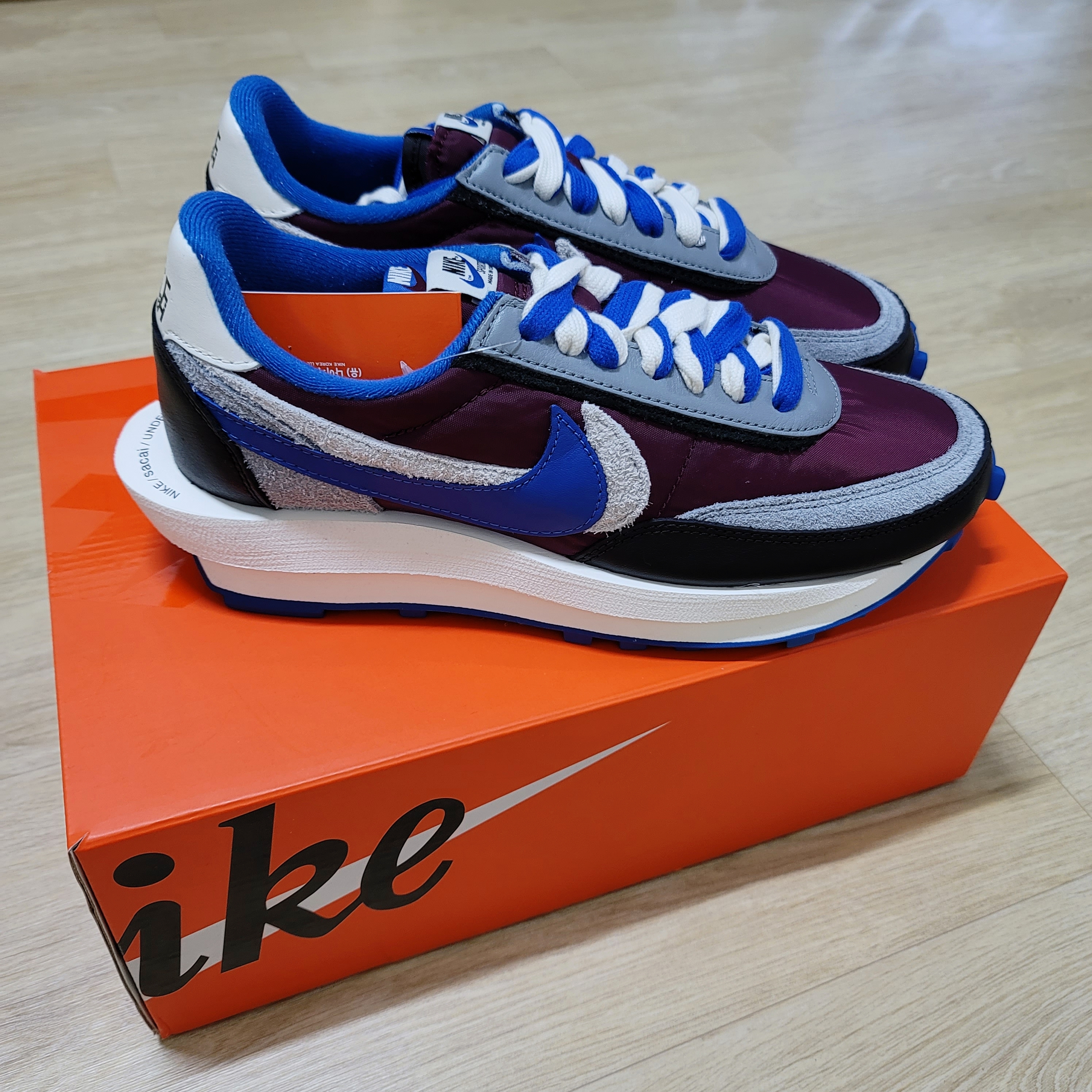 Nike x Sacai x Undercover LDWaffle Night Maroon Team Royal 착용 스타일 - 2