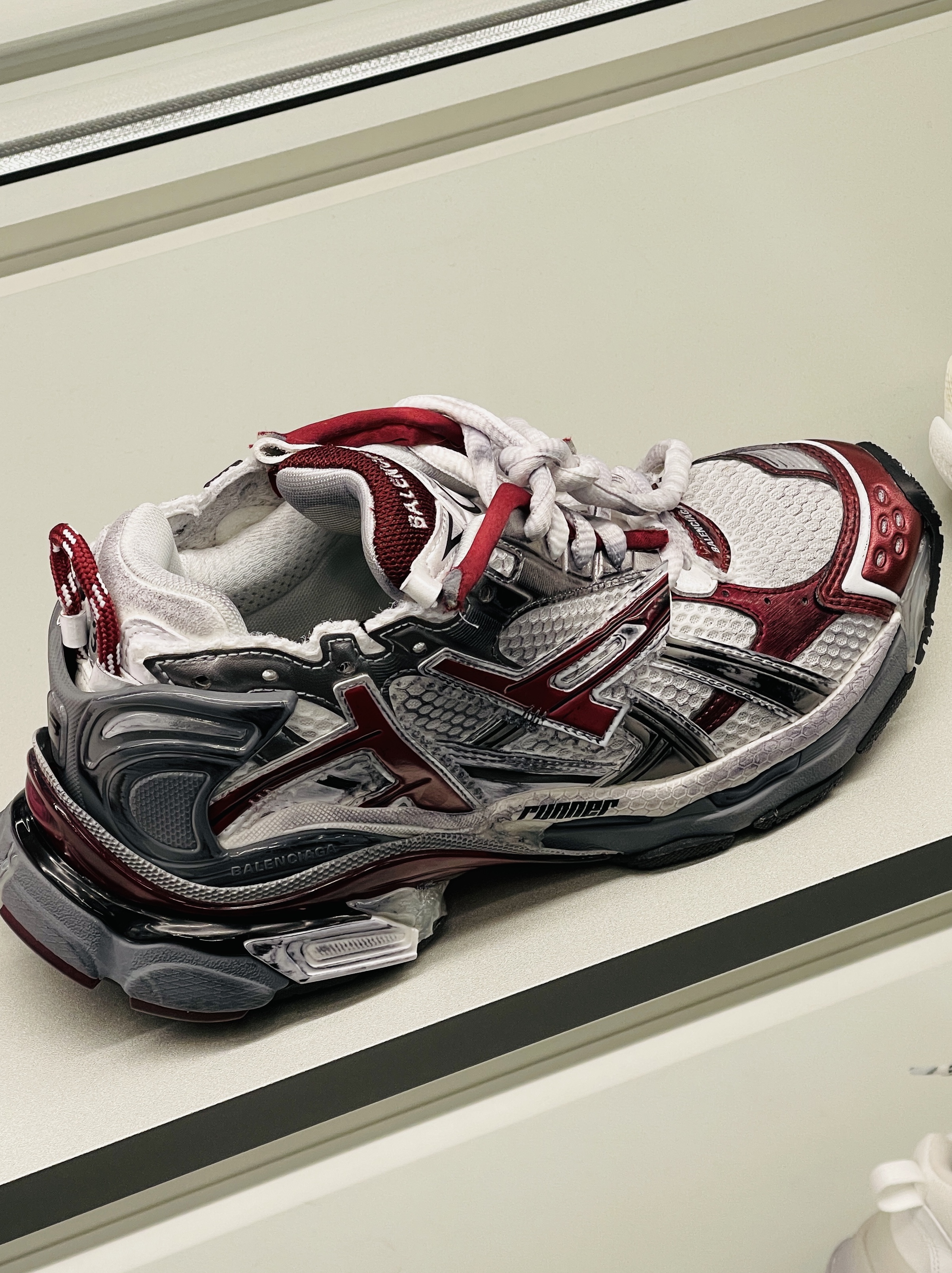 Balenciaga Runner Sneakers Blue White, Balenciaga Runner Sneakers Grey Burgundy 착용 스타일 - 2
