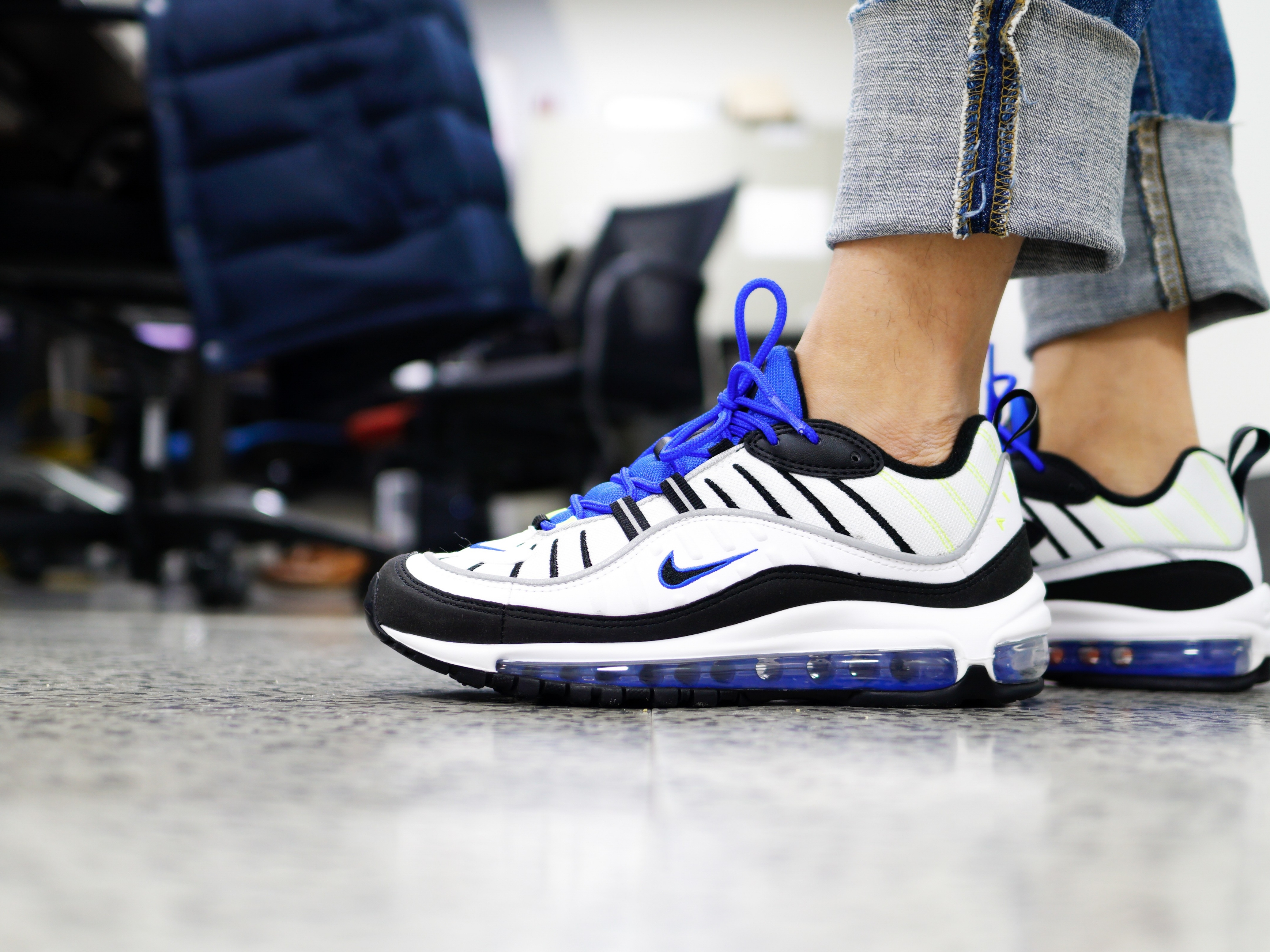 Nike Air Max 98 White Black Racer Blue 착용 스타일 - 3