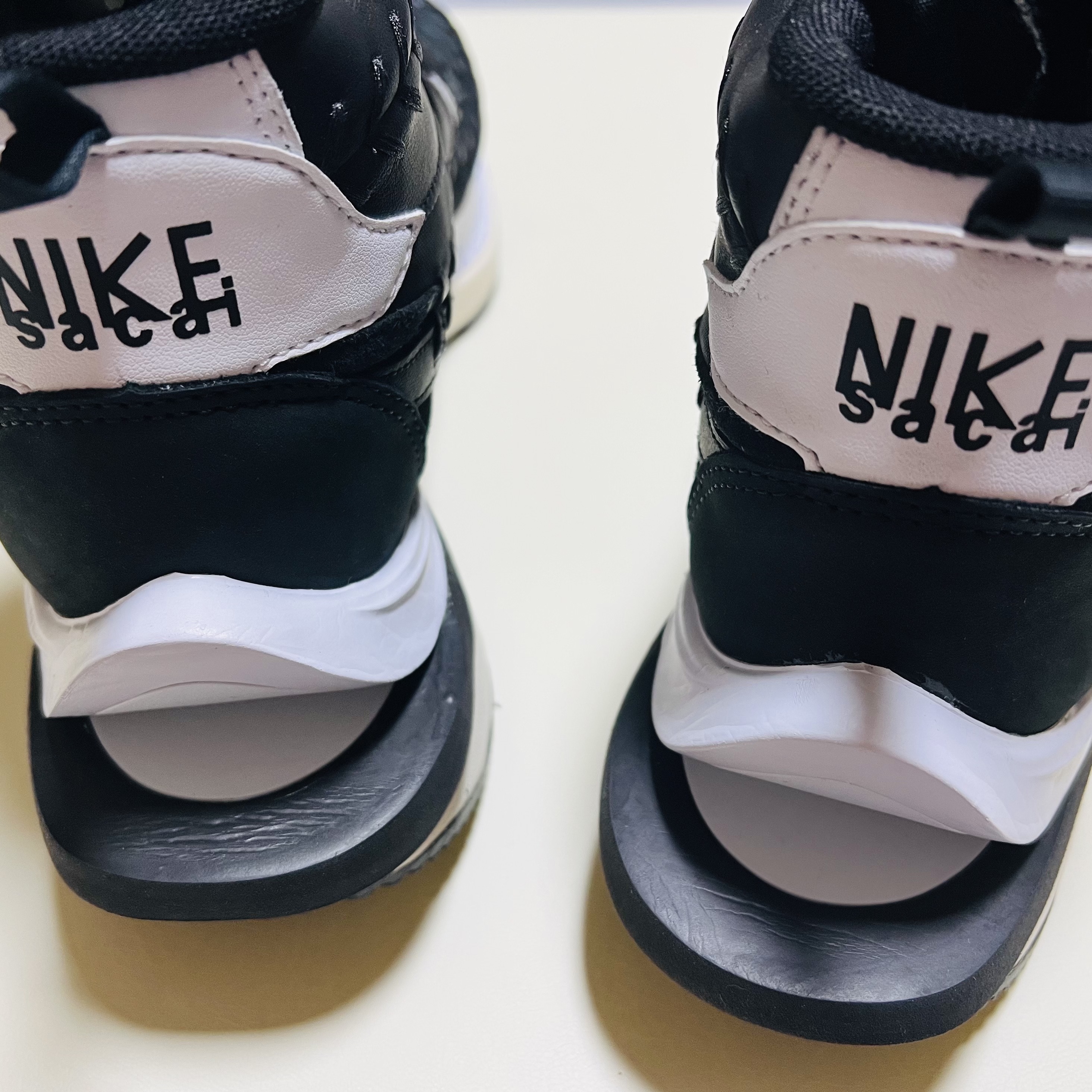 Nike x Sacai x Jean Paul Gaultier VaporWaffle Black White 착용 스타일 - 5