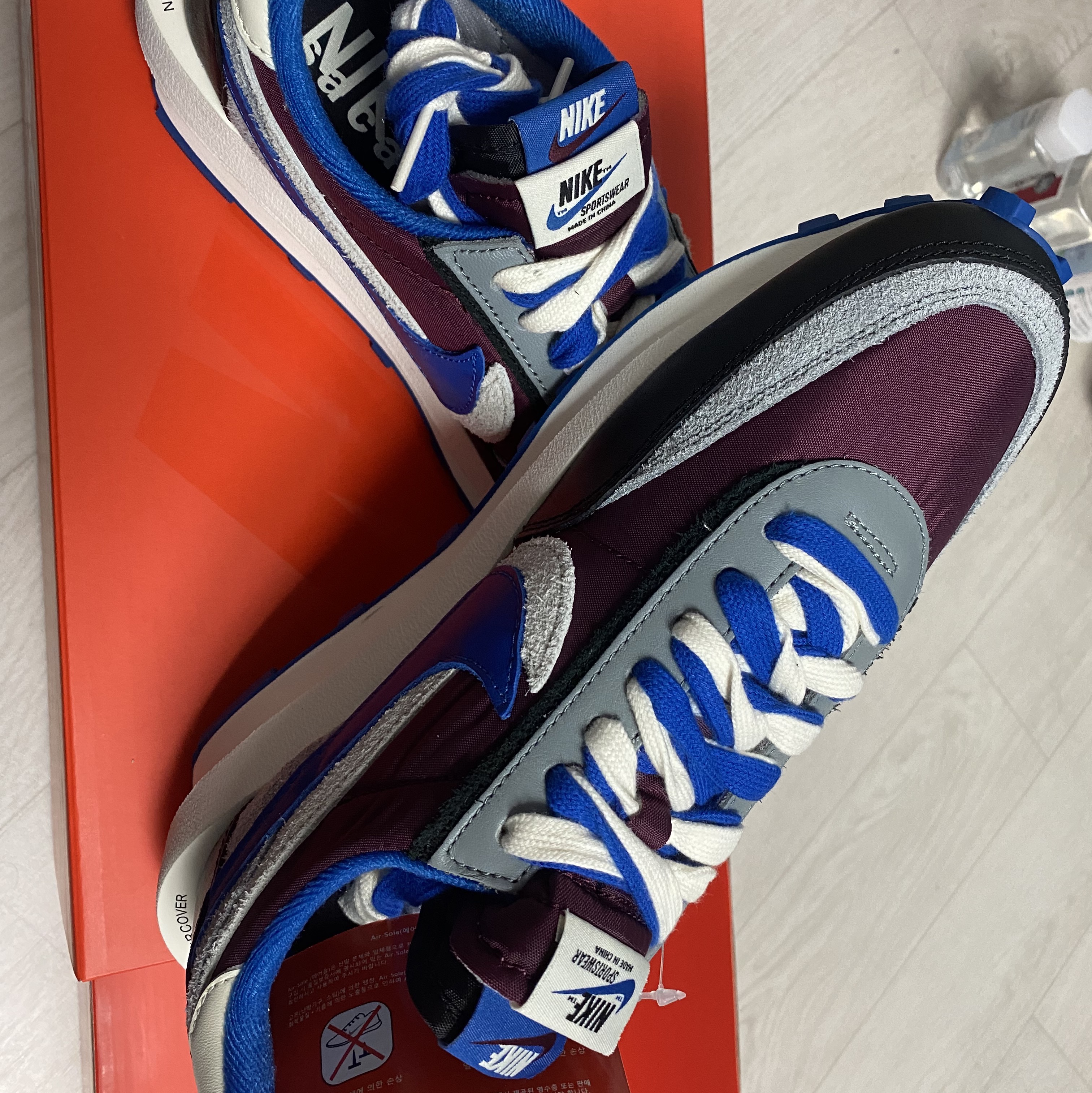 Nike x Sacai x Undercover LDWaffle Night Maroon Team Royal 착용 스타일 - 1