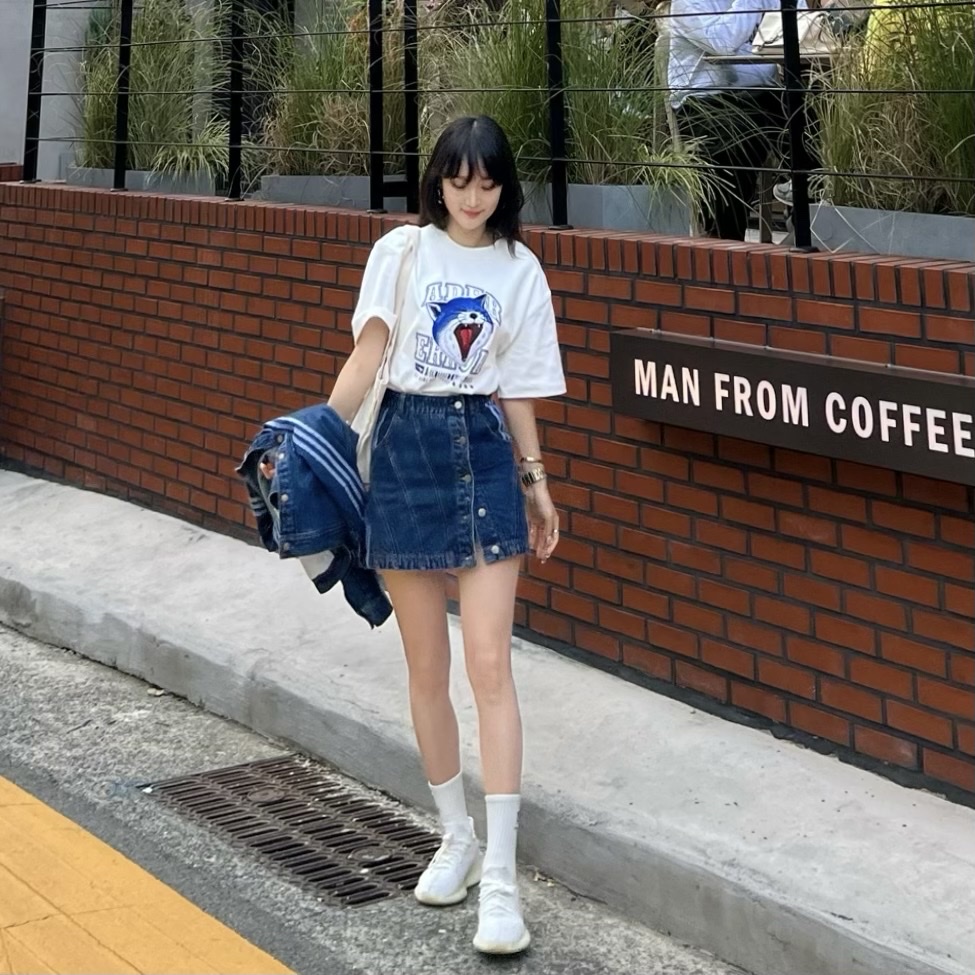 Maison Kitsune x Ader Error Yawn Fox T-Shirt Off White, Adidas Yeezy Boost 350 V2 Cream/Triple White 착용 스타일 - 1